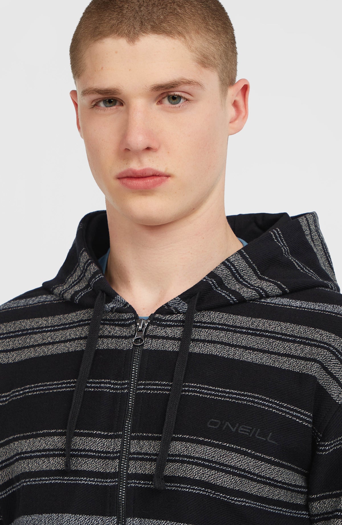 Nahaufnahme von Reißverschluss und Kordelzug des schwarzen BAVARO FZ HOODIE mit Streifenmuster in Grau