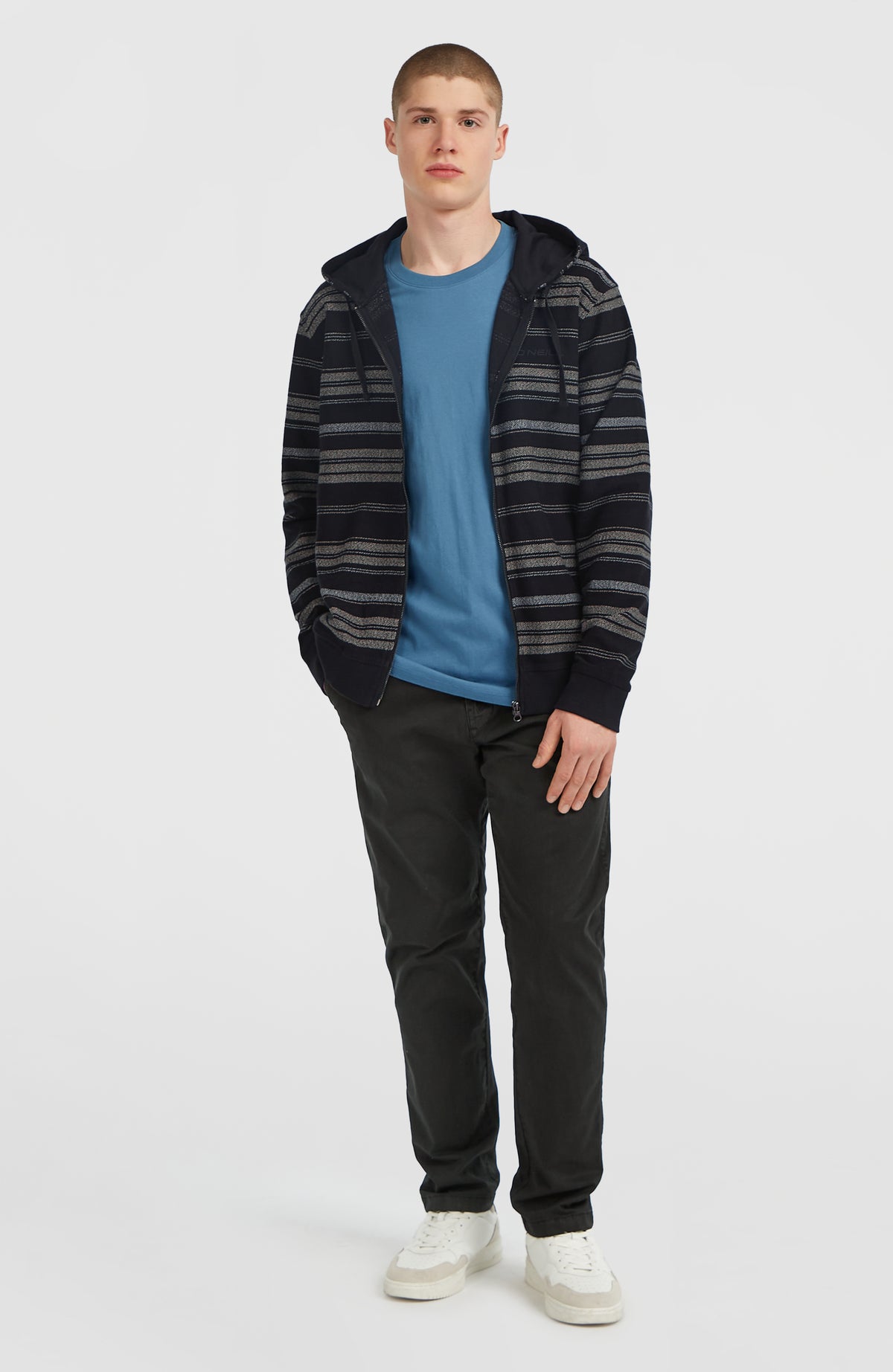 BAVARO FZ HOODIE für Herren, schwarz mit Streifenmuster in Grau, Ganzkörperansicht am Model mit offenem Reißverschluss