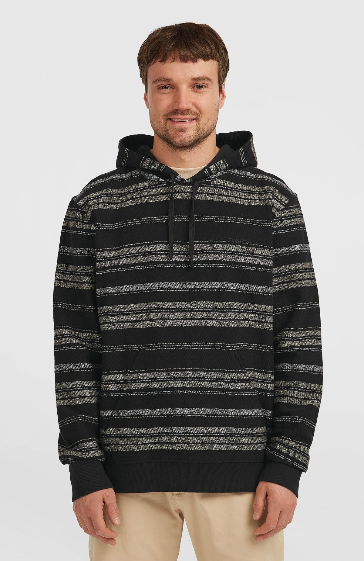 BAVARO HOODIE für Herren, schwarz mit Streifenmuster in Grau, Vorderansicht am Model, Kängurutasche und Kordelzug