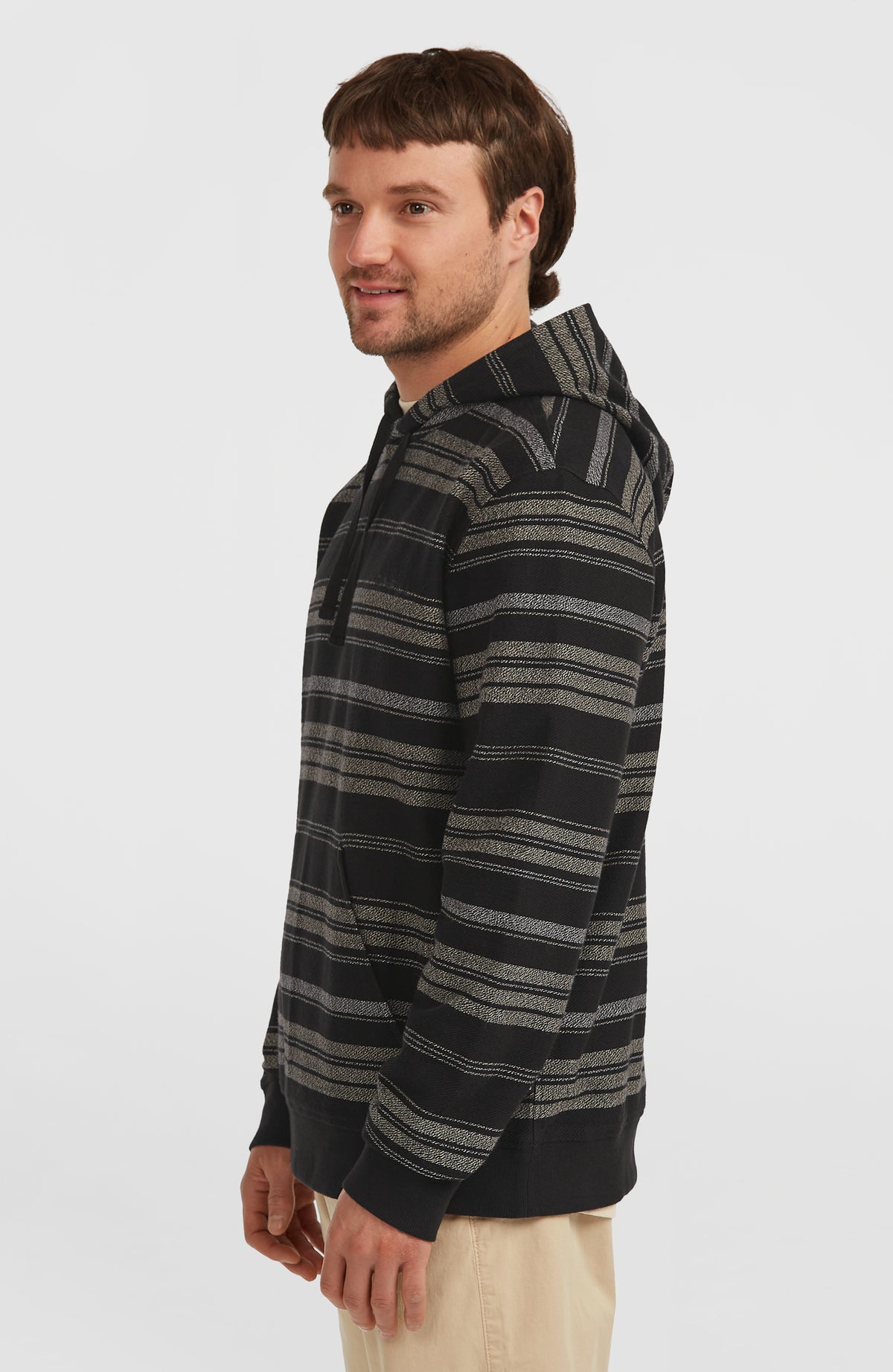 BAVARO HOODIE für Herren, schwarz mit Streifenmuster in Grau, getragen am Model in der Profilansicht von der Seite