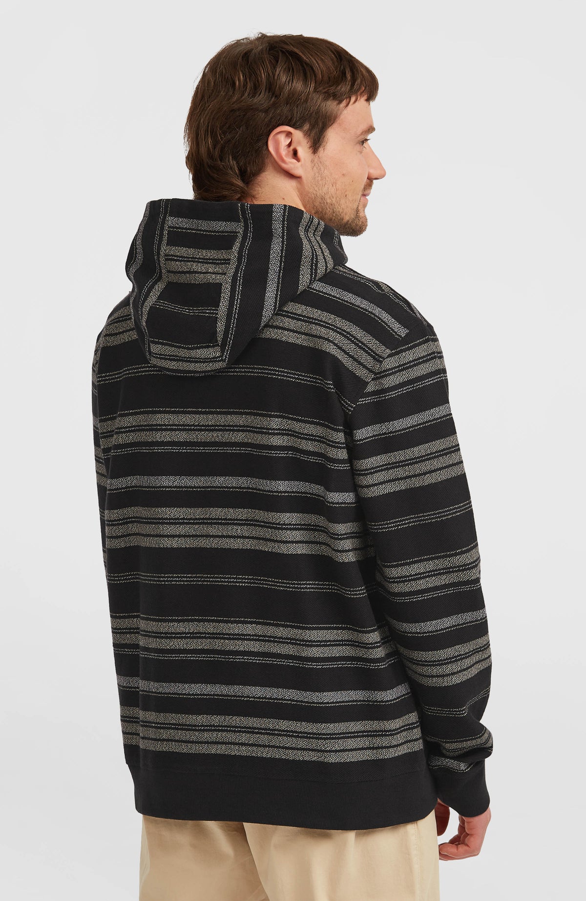 BAVARO HOODIE für Herren, schwarz mit Streifenmuster in Grau, getragen am Model, Ansicht von schräg hinten