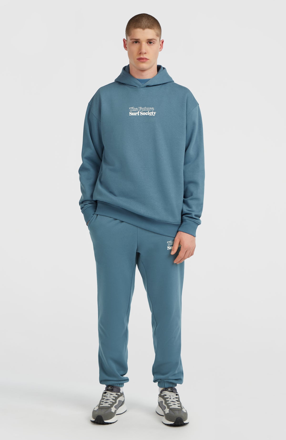 Future Surf Society Hoodie für Herren, blau mit Schriftzug-Print in Weiß, Ganzkörperansicht am Model