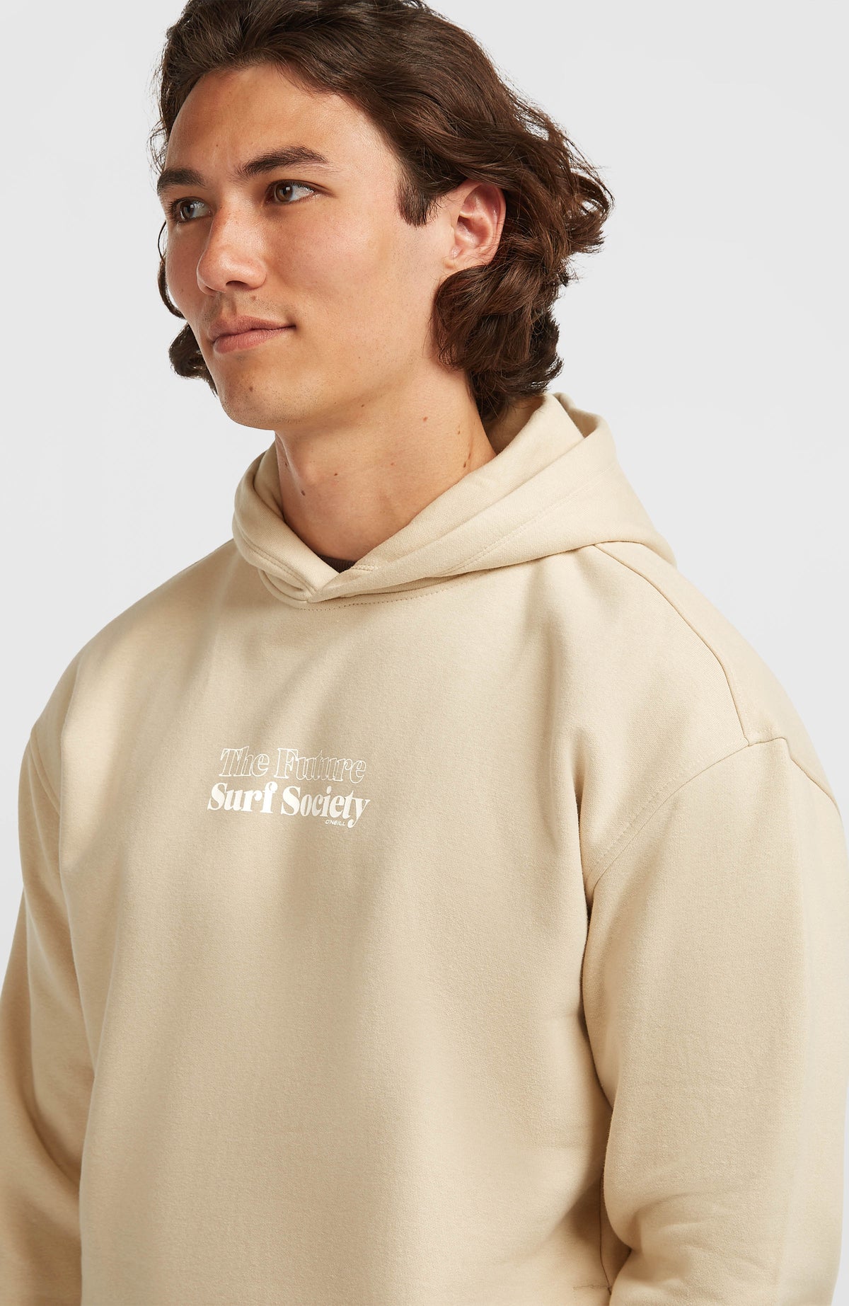Future Surf Society Hoodie für Herren, beige mit Logo-Print in Weiß, Nahaufnahme am Model