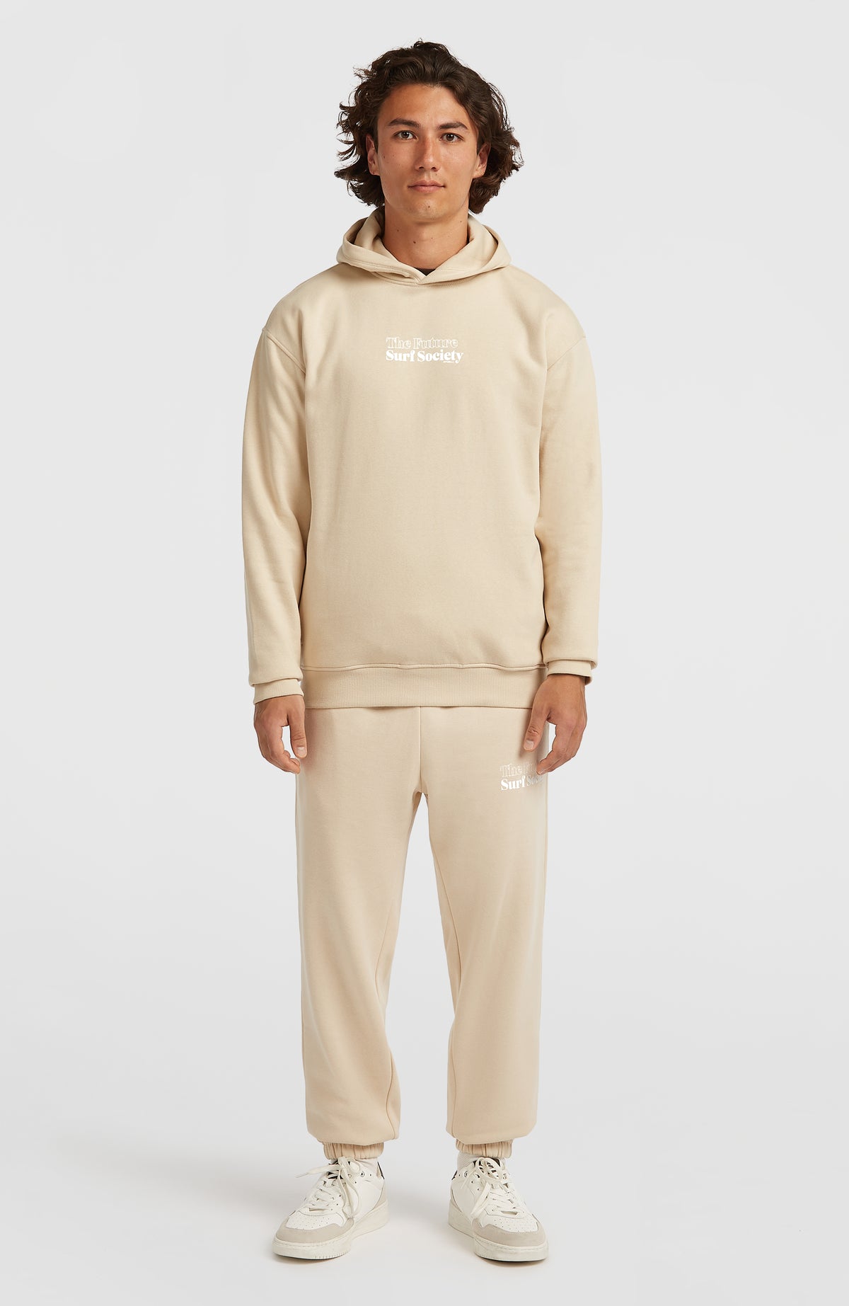 Future Surf Society Hoodie für Herren, beige mit Logo-Print in Weiß, Ganzkörperansicht am Model
