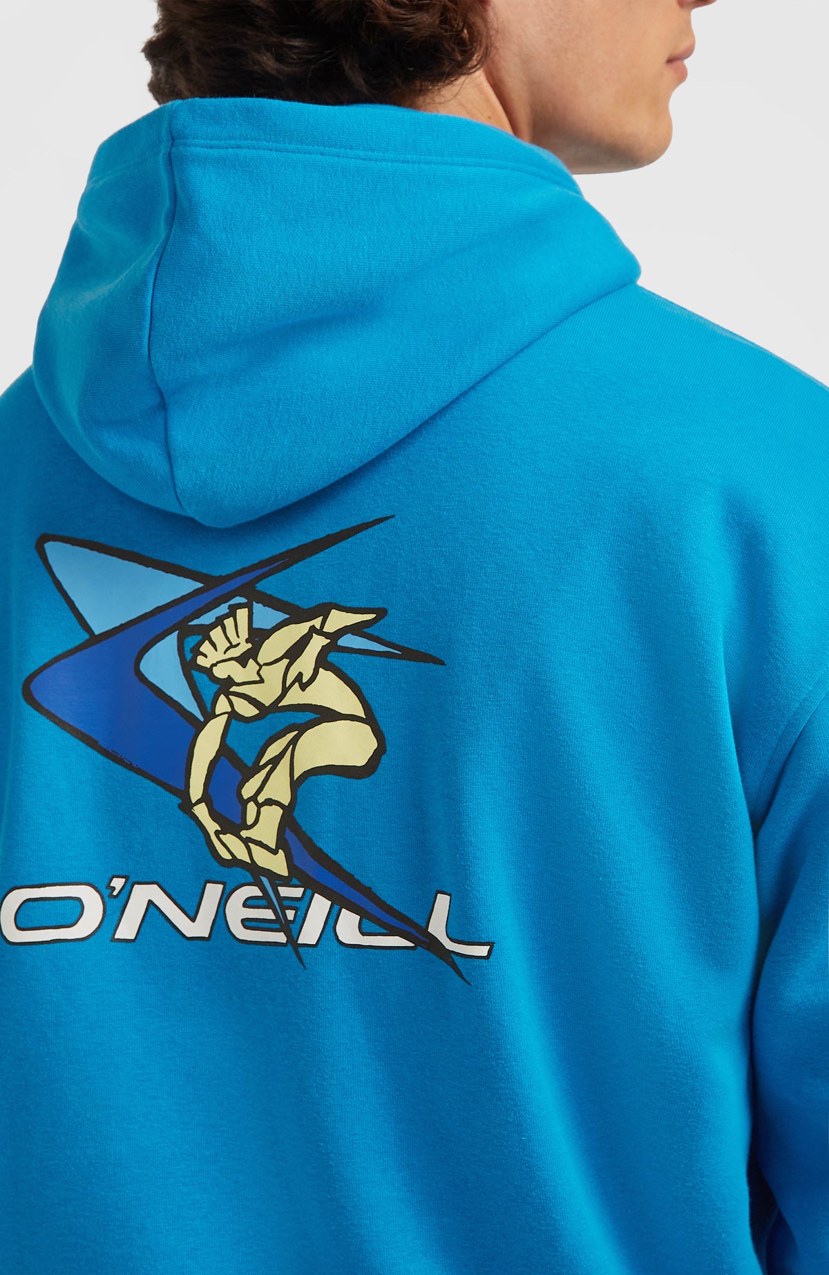 Nahaufnahme des bunten Grafik-Prints auf der Rückseite des blauen FWC'Play Hoodie am Model