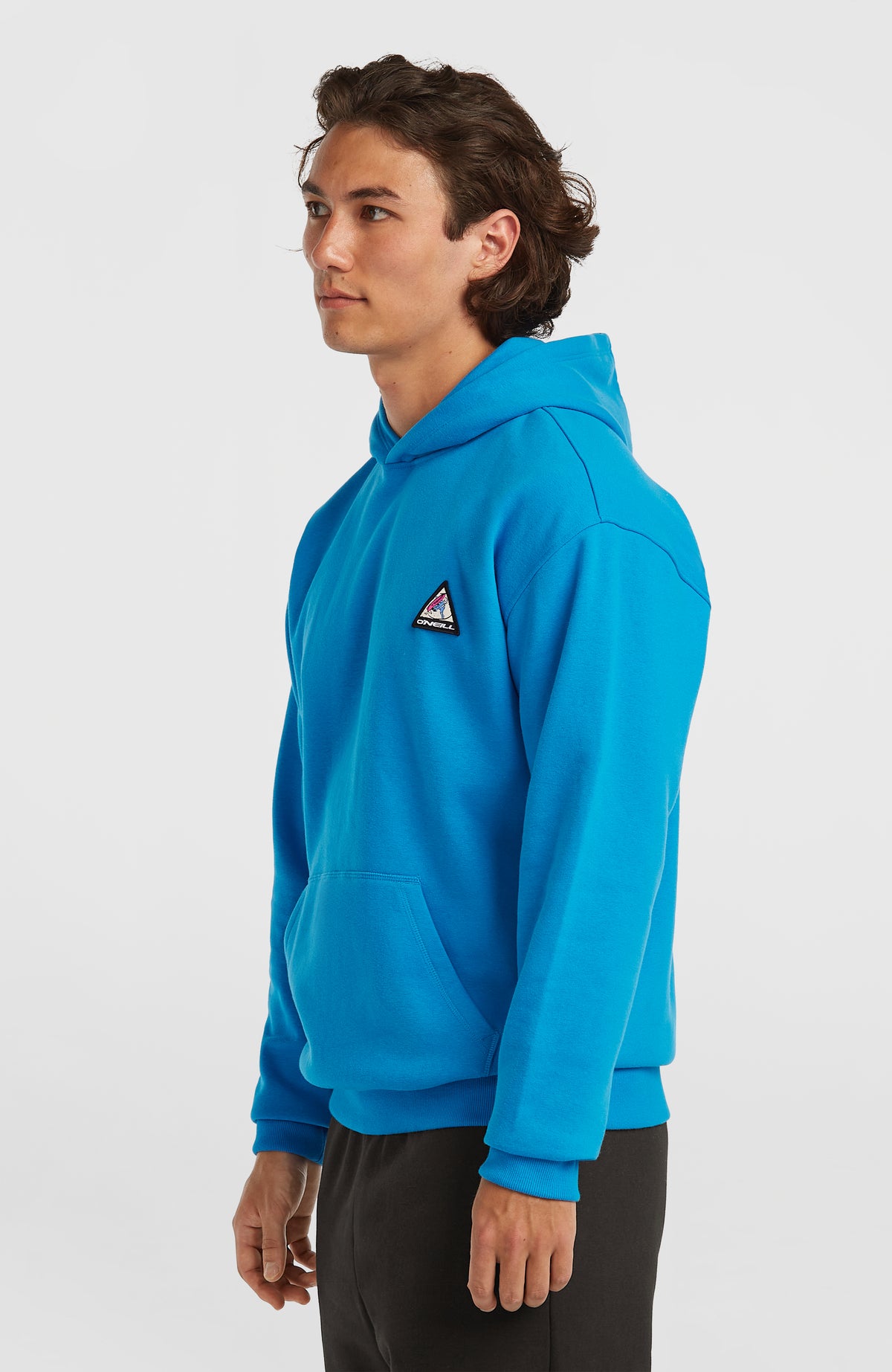 FWC'Play Hoodie für Herren, blau, Seitenansicht am Model mit kleinem Logo-Patch auf der Brust