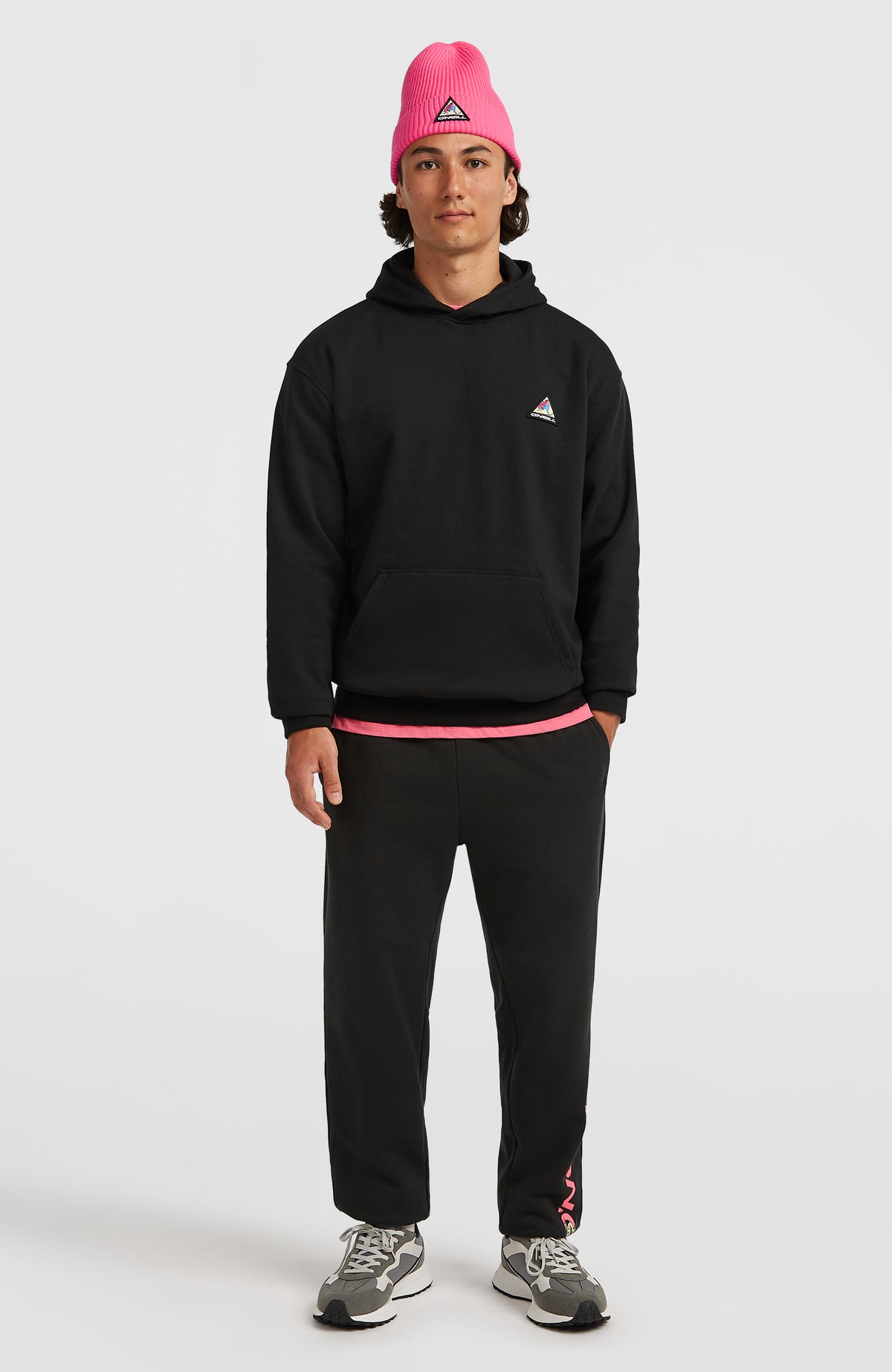 FWC'Play Hoodie für Herren, schwarz, Ganzkörperansicht am Model von vorne