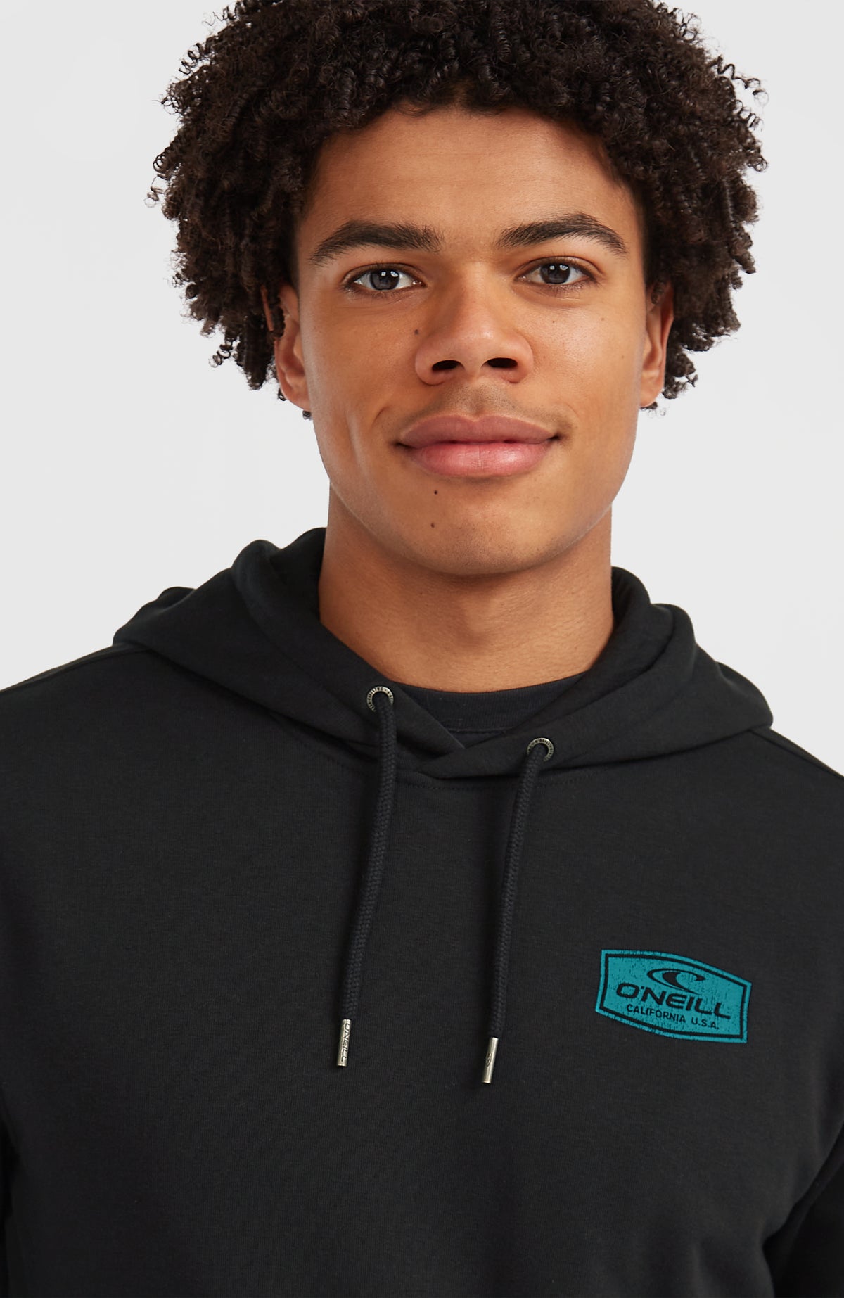 Graphic Hoodie für Herren, schwarz mit Logo-Print in Türkis, Nahaufnahme von Kragen und Kordelzug
