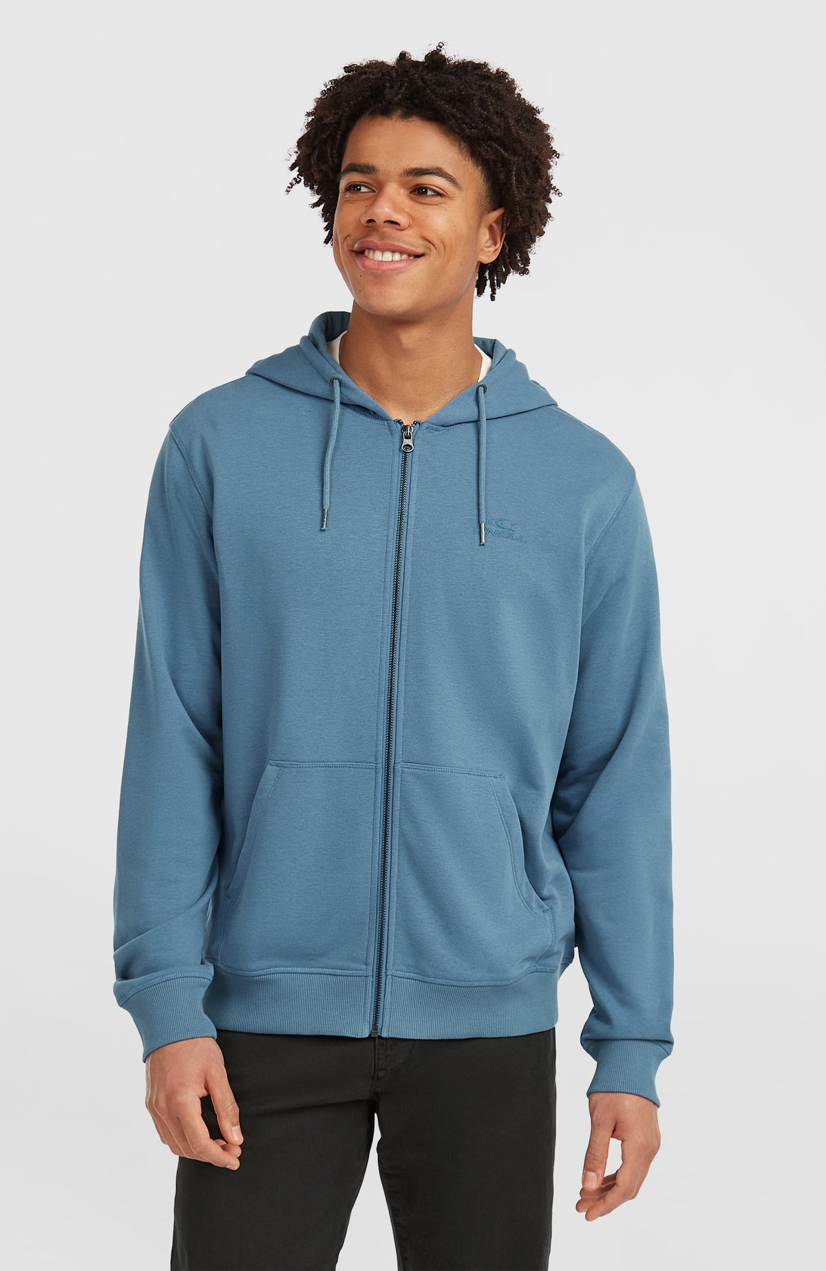 O'Neill Small Logo Kapuzenjacke mit Reißverschluss für Herren in Blau, getragen am Model, Vorderansicht