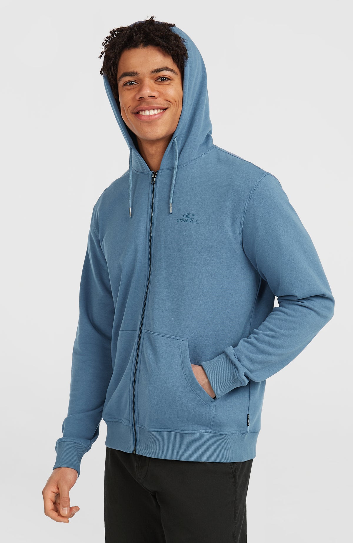 Blaue Small Logo Kapuzenjacke für Herren, Halbprofil am Model mit aufgesetzter Kapuze und Kängurutasche