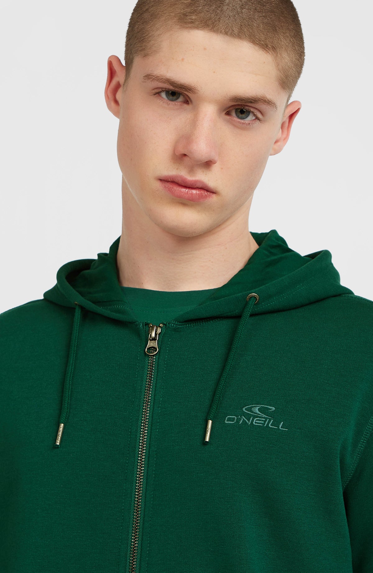 Nahaufnahme der grünen Small Logo Kapuzenjacke für Herren am Model, Reißverschluss, Kordelzug und Logo-Stickerei