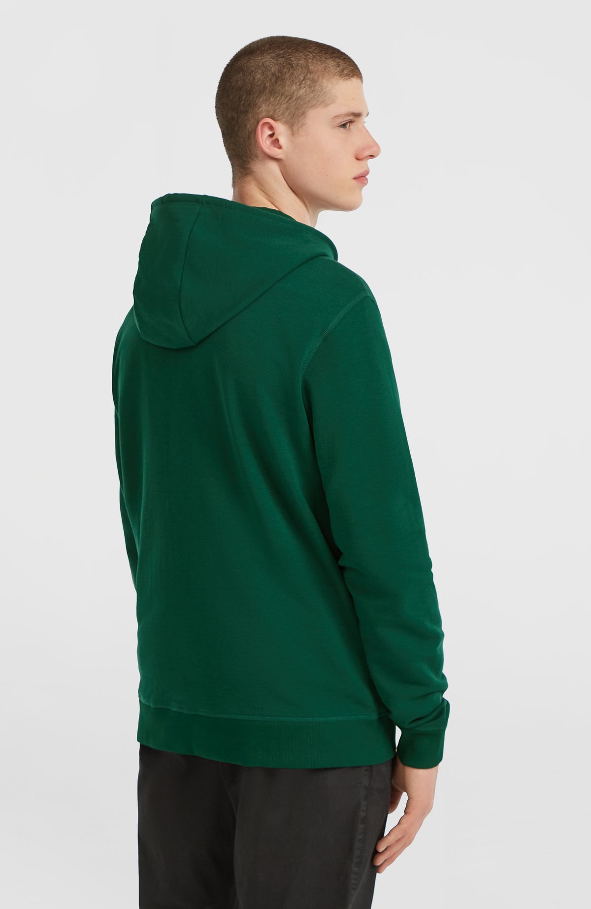 Grüne Small Logo Kapuzenjacke für Herren, Dreiviertelansicht von hinten am Model mit Kapuze und Rippbündchen