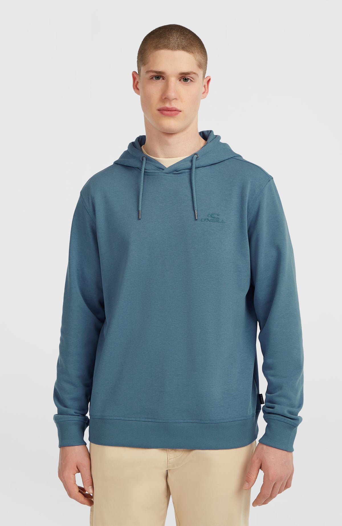 O'Neill Small Logo Hoodie für Herren, blau, Vorderansicht am Model mit Kapuze und kleinem Logo