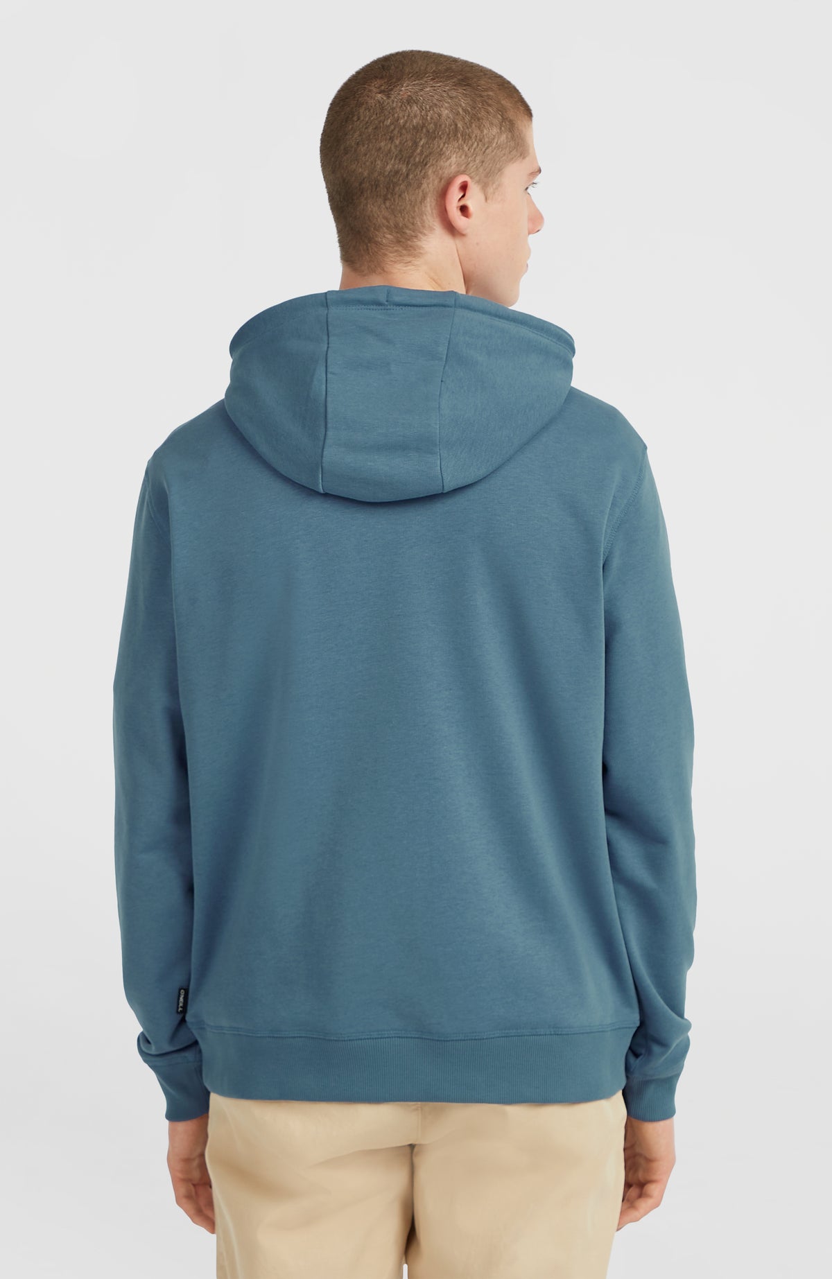 Small Logo Hoodie für Herren, blau, Rückansicht am Model mit flach anliegender Kapuze