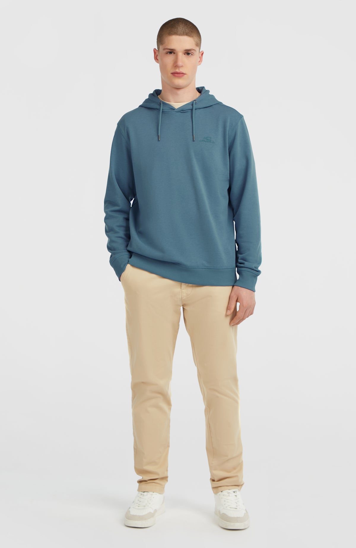 Small Logo Hoodie für Herren, blau, Ganzkörperansicht von vorne getragen am Model