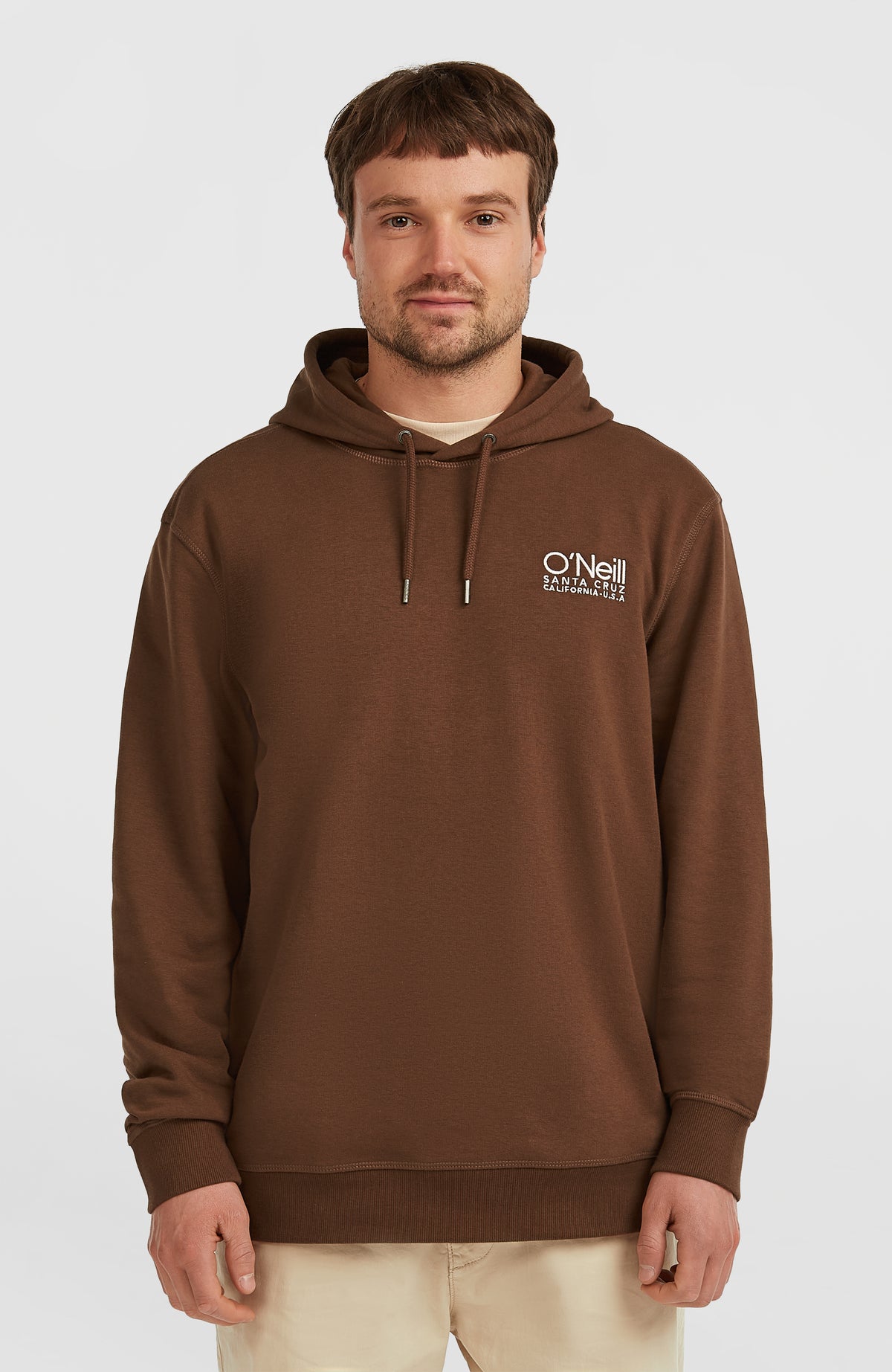 O'Neill Original Cali Logo Hoodie für Herren, braun mit Logo-Print in Weiß, Vorderansicht am Model