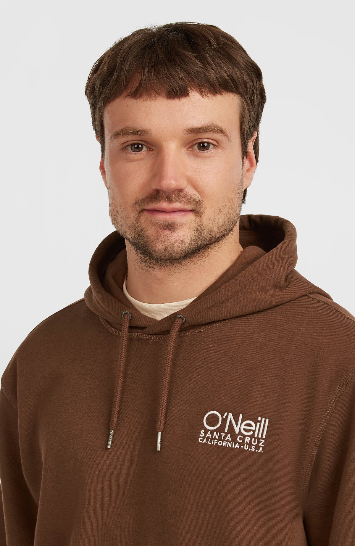 Original Cali Logo Hoodie für Herren, braun mit Logo-Print in Weiß, Nahaufnahme von Kapuze und Kordelzug am Model