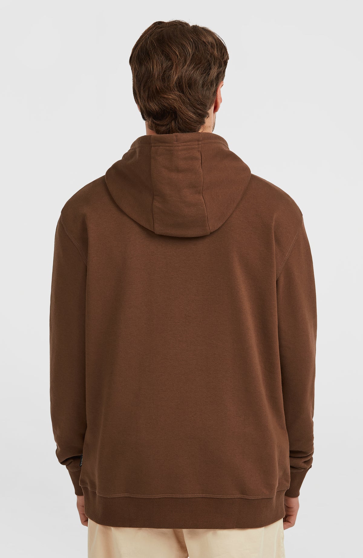 Original Cali Logo Hoodie für Herren, braun mit Logo-Print in Weiß, Rückansicht am Model mit Kapuze