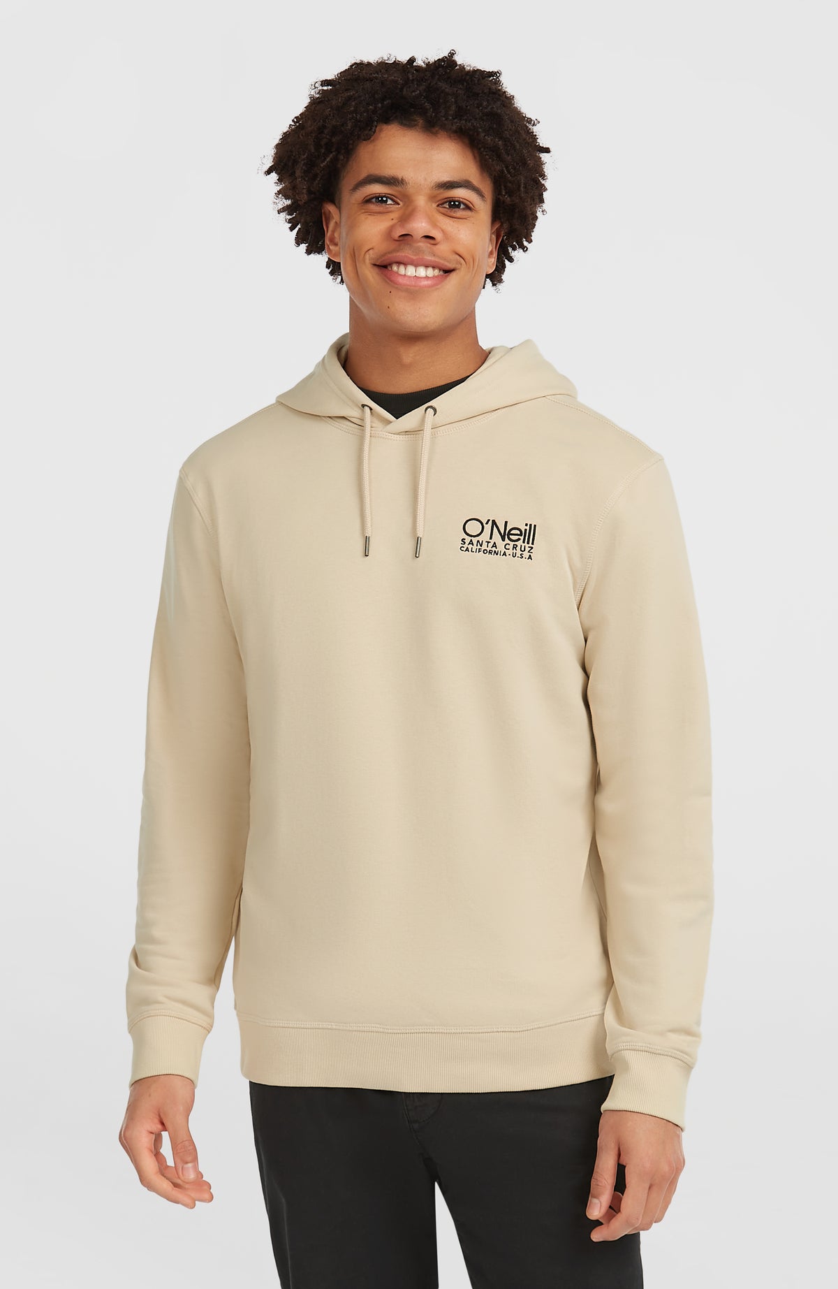 O'Neill Original Cali Logo Hoodie für Herren, beige mit Logo-Print in Schwarz, Vorderansicht, getragen am Model