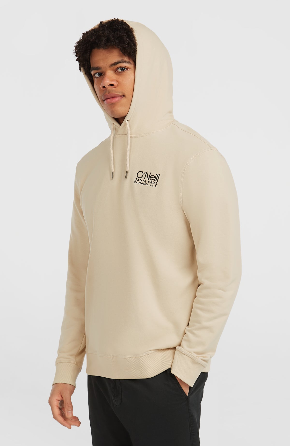 Original Cali Logo Hoodie für Herren, beige mit Logo-Print in Schwarz, Halbprofil am Model mit aufgesetzter Kapuze