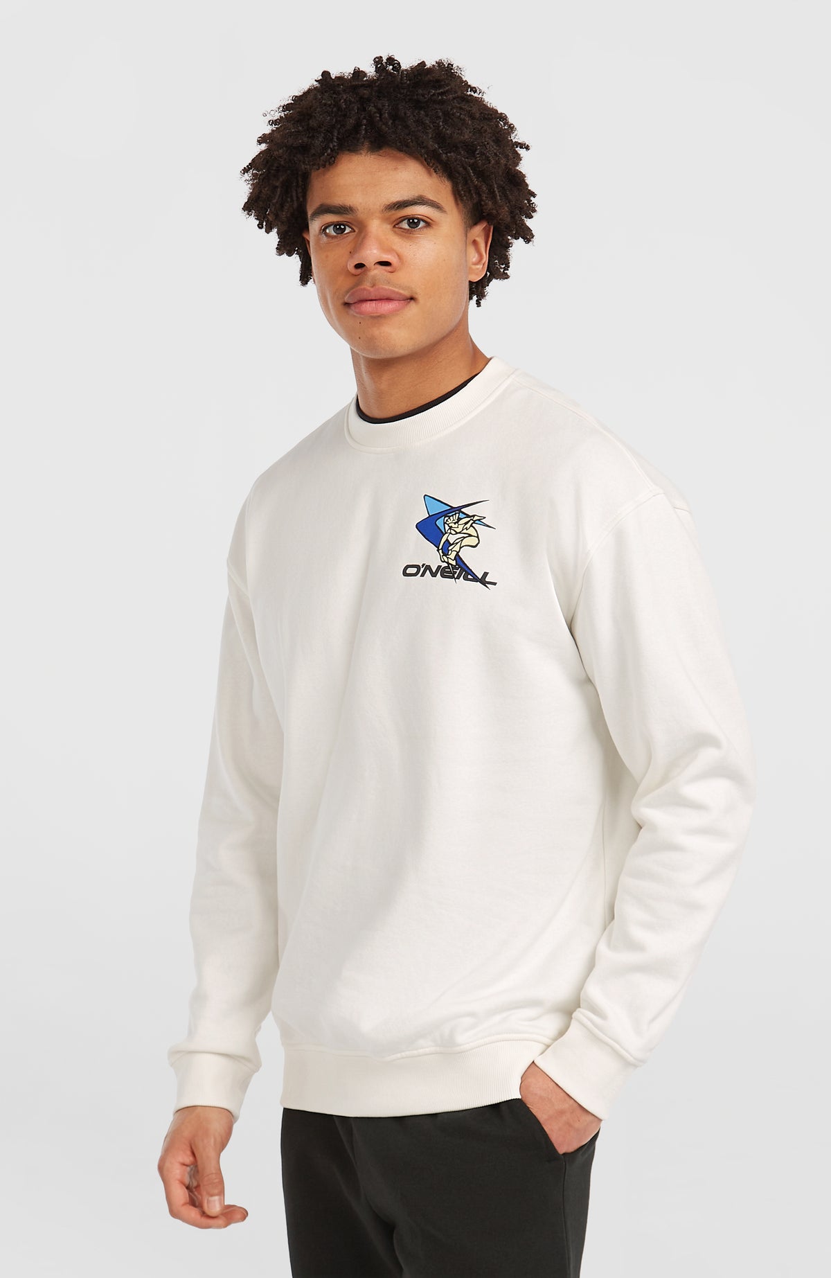 FWC'Play Crew Sweatshirt für Herren, weiß mit Grafik-Print in Blau und Schwarz, Halbprofil am Model