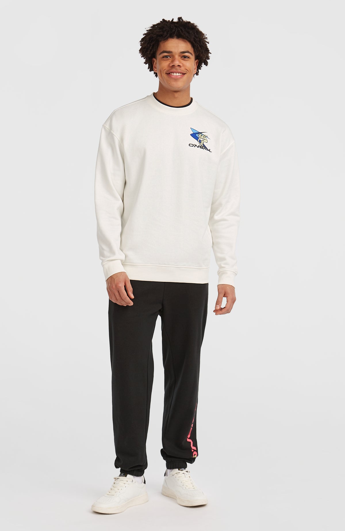 Weißes FWC'Play Crew Sweatshirt für Herren mit Grafik-Print in Blau und Schwarz, Ganzkörperansicht am Model