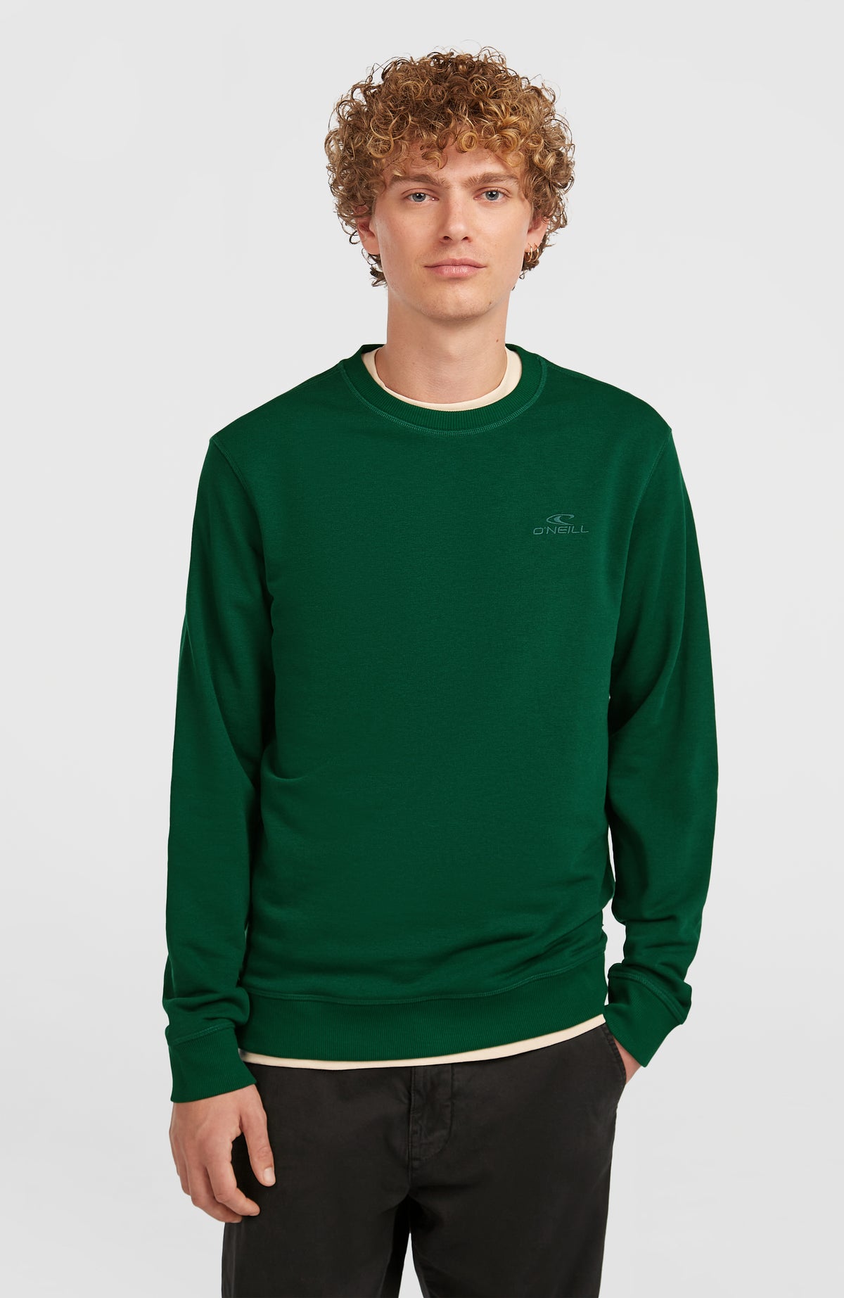 O'Neill Small Logo Crew Sweatshirt für Herren, grün, klassischer Rundhalsausschnitt, getragen am Model