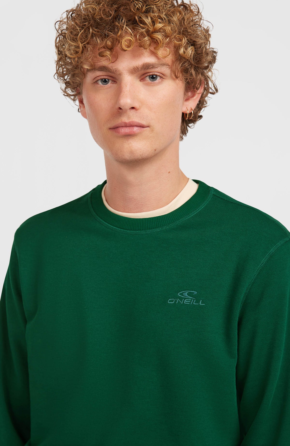 Nahaufnahme des grünen Small Logo Crew Sweatshirt für Herren mit Rundhalsausschnitt und dezentem Logo