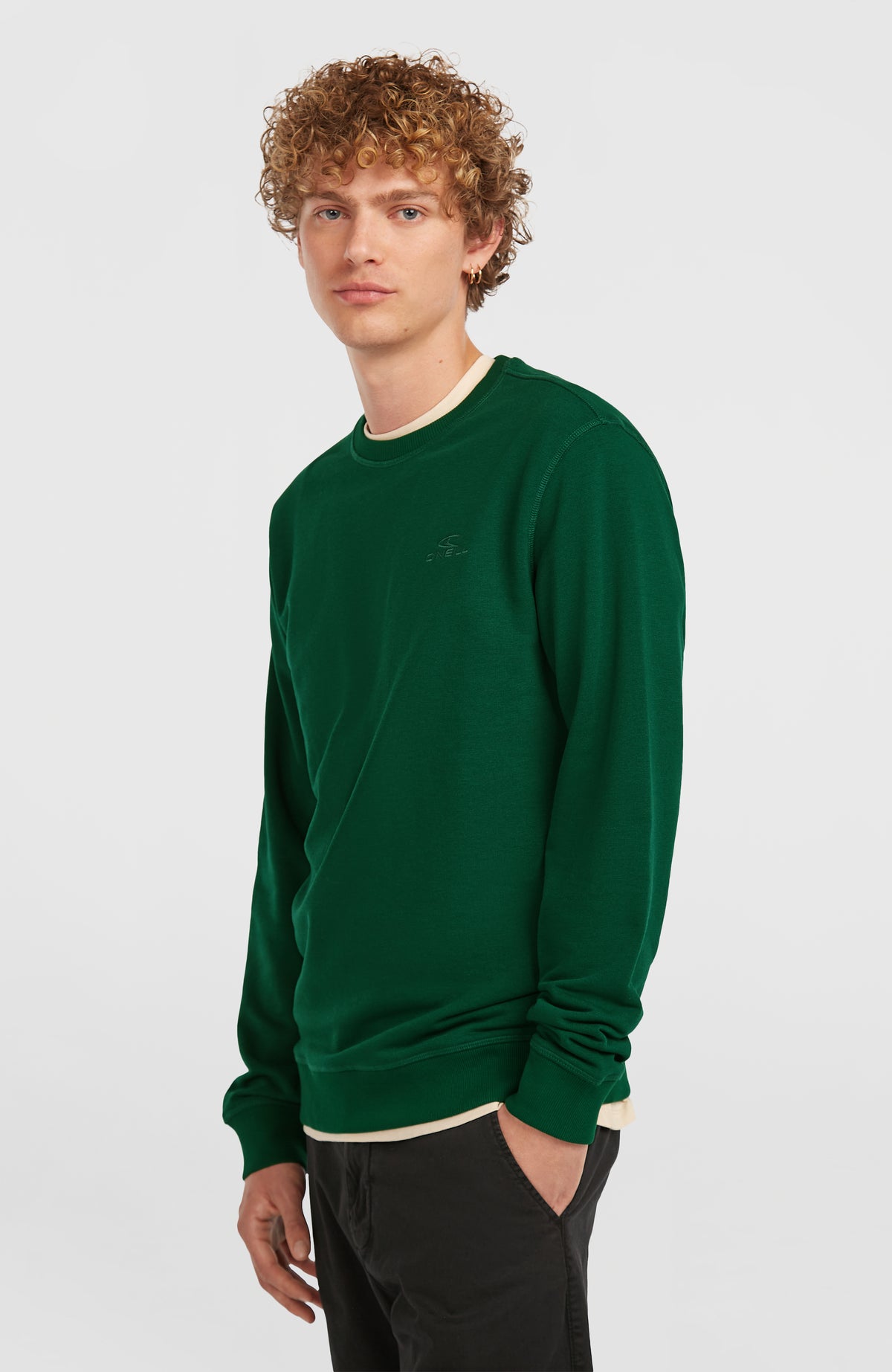 Small Logo Crew Sweatshirt für Herren, grün, Halbprofilansicht mit gerippten Bündchen, am Model
