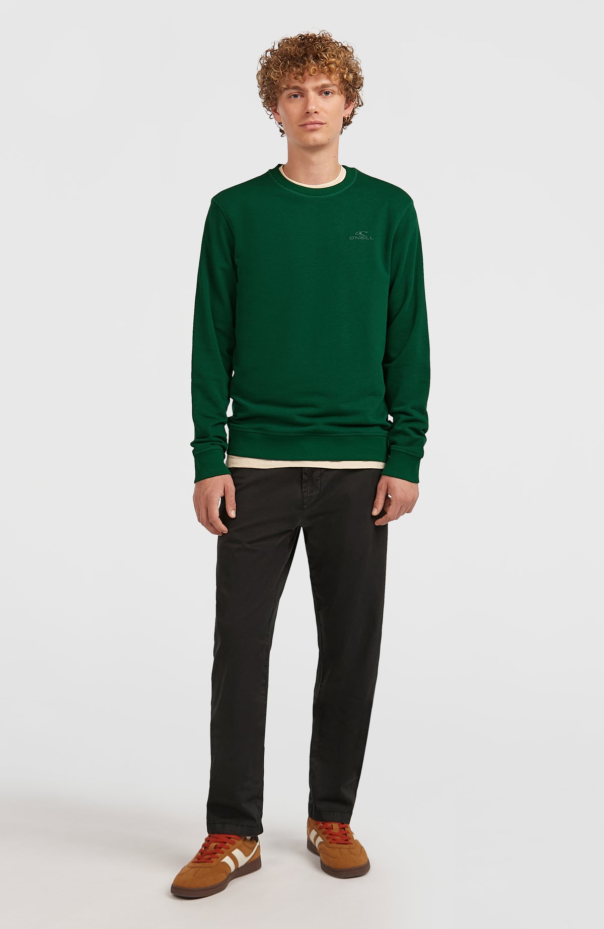Small Logo Crew Sweatshirt für Herren, grün, reguläre Passform, Ganzkörperansicht am Model