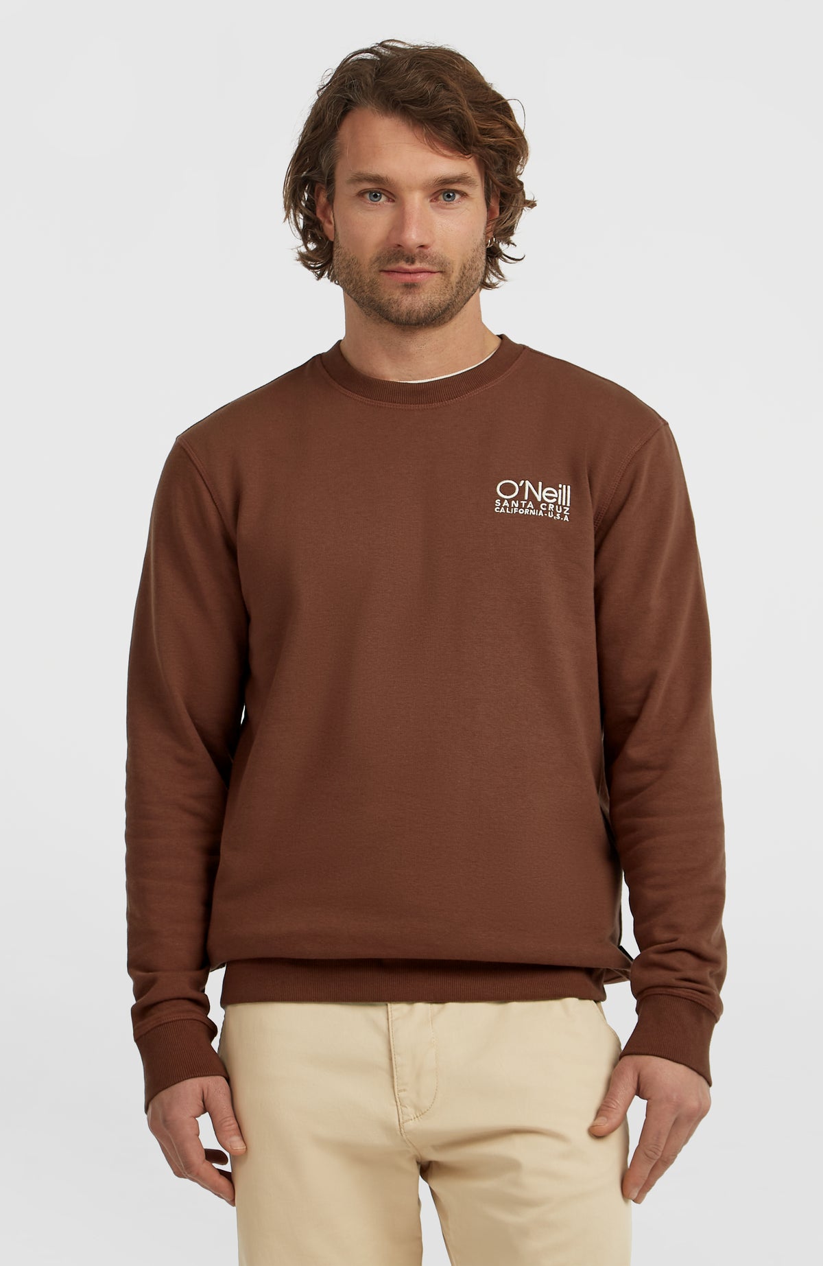 O'Neill Original Cali Logo Crew Sweatshirt für Herren, braun mit Logo-Print in Weiß, Vorderansicht am Model