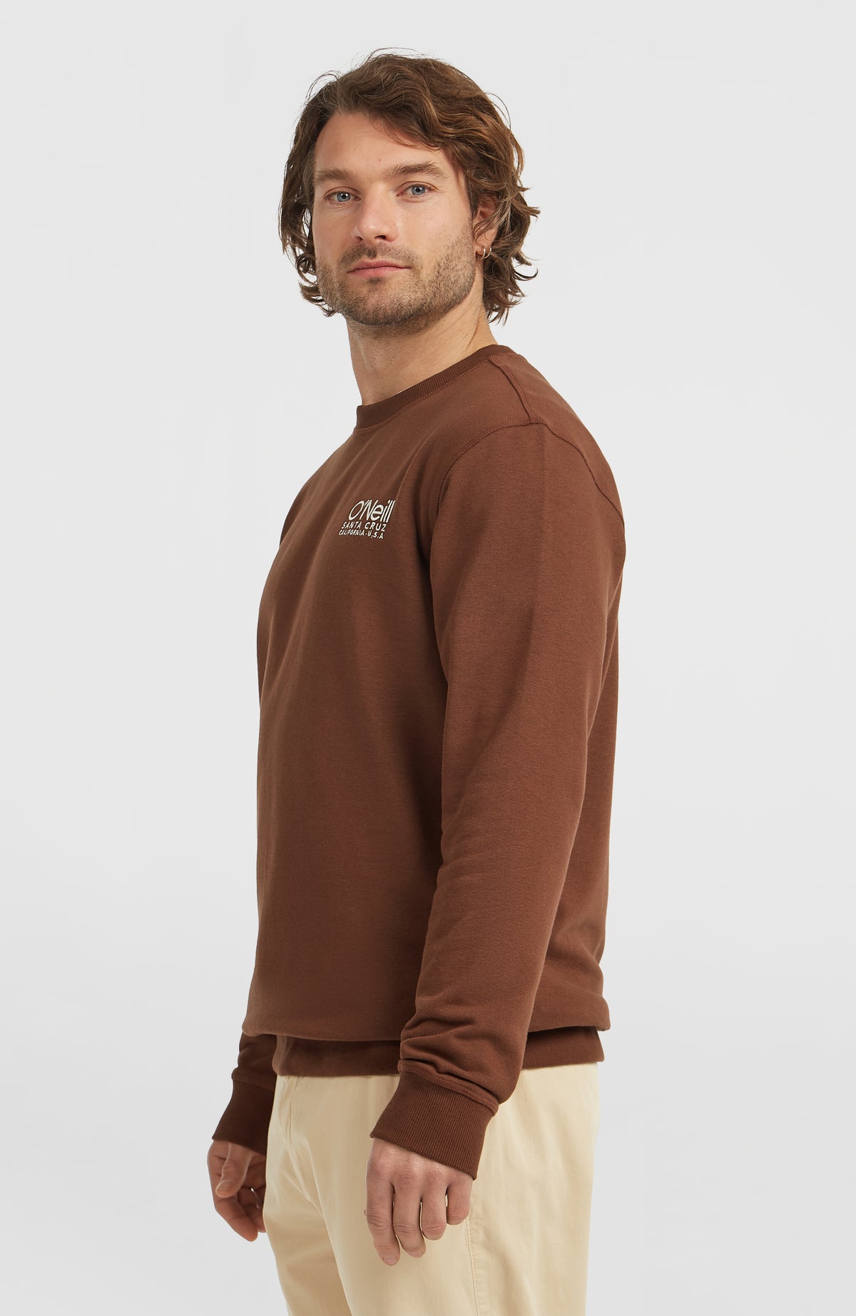 Original Cali Logo Crew Sweatshirt für Herren, braun, getragen am Model in der Halbprofilansicht