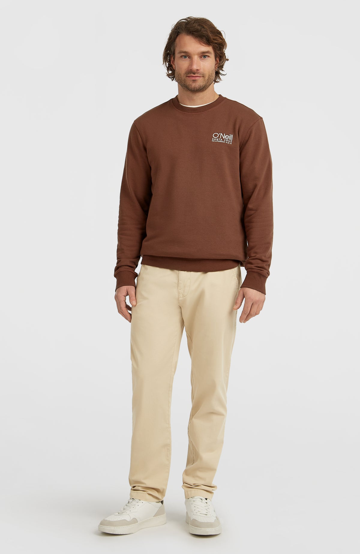 Original Cali Logo Crew Sweatshirt für Herren, braun mit Logo-Print in Weiß, Ganzkörperansicht am Model