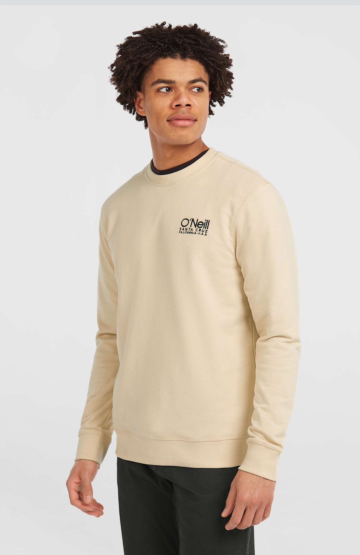 Original Cali Logo Crew Sweatshirt für Herren, beige mit Logo-Print in Schwarz, Halbprofil am Model