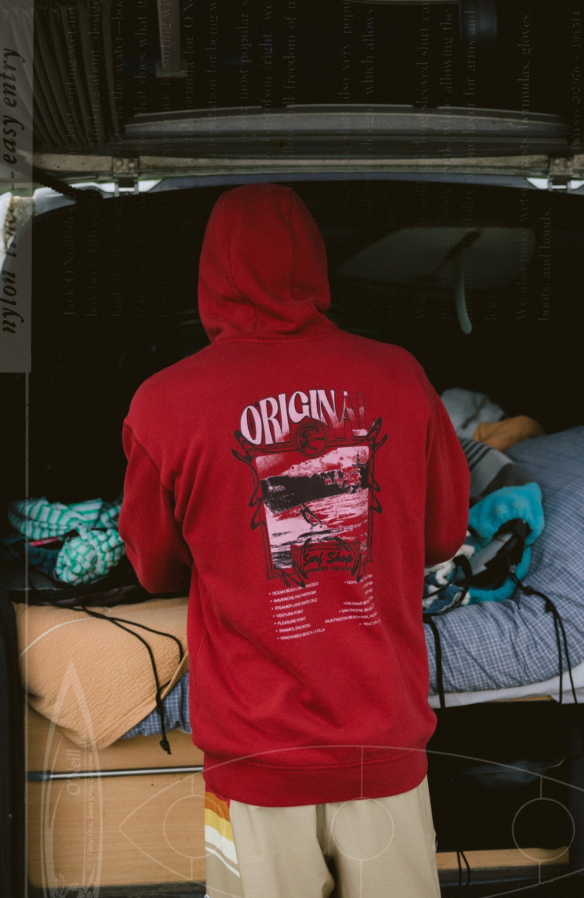 O'Riginals Hoodie für Herren, rot, Rückansicht am Model im Auto mit aufgesetzter Kapuze und Grafik-Print