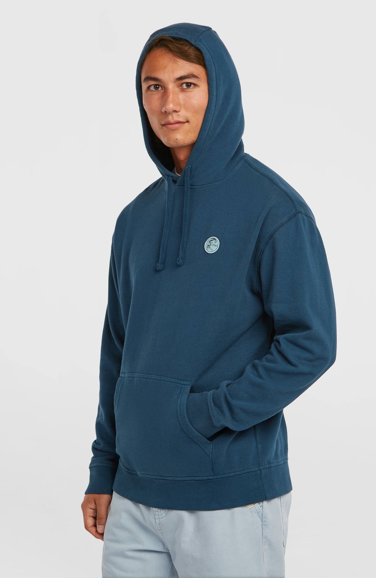 O'Riginals Hoodie für Herren, blau, Halbprofilansicht am Model mit aufgesetzter Kapuze