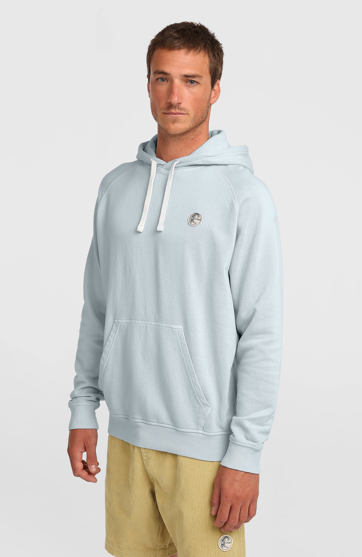 O'Neill O'Riginals Badge Hoodie für Herren, blau, Halbprofil am Model mit Kängurutasche