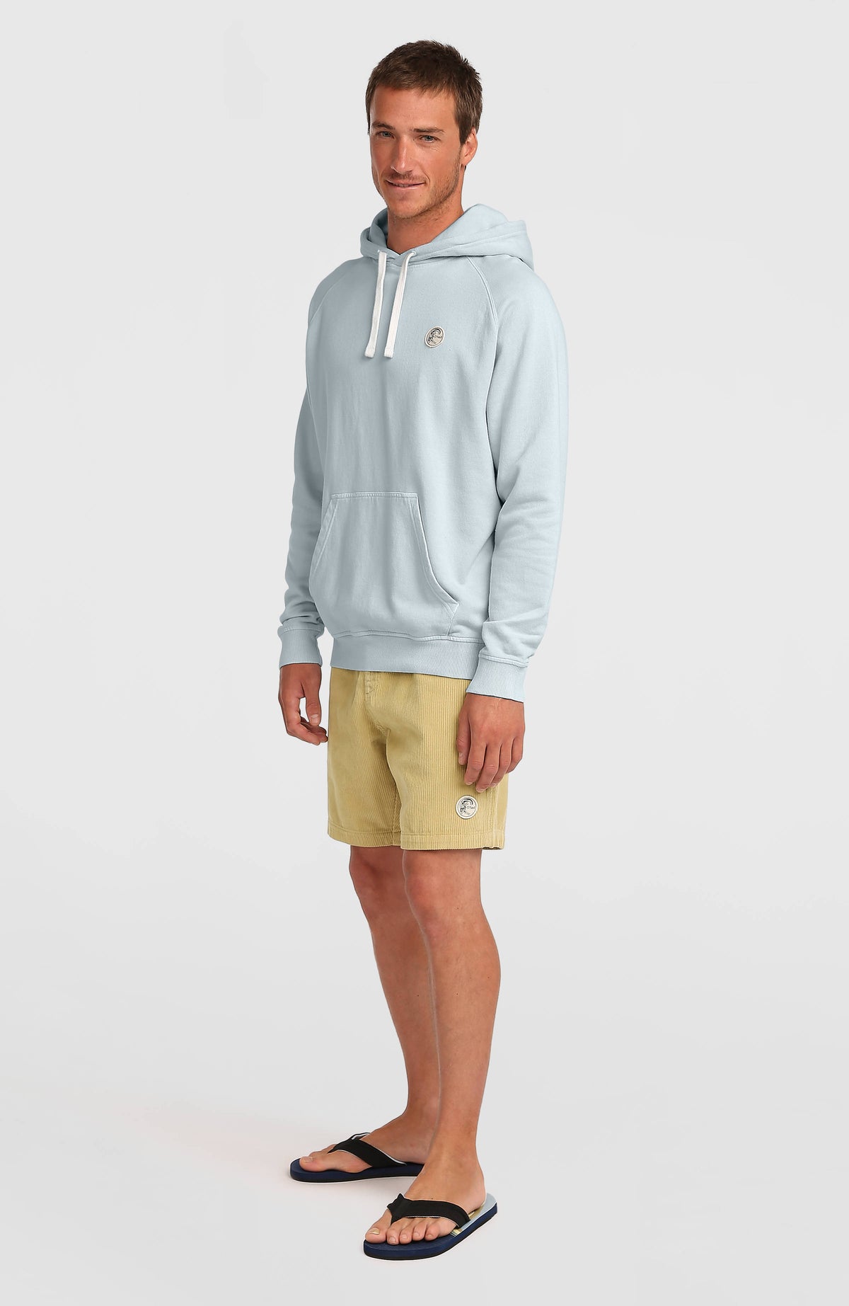 O'Riginals Badge Hoodie für Herren, blau, Ganzkörperansicht von schräg vorne am Model
