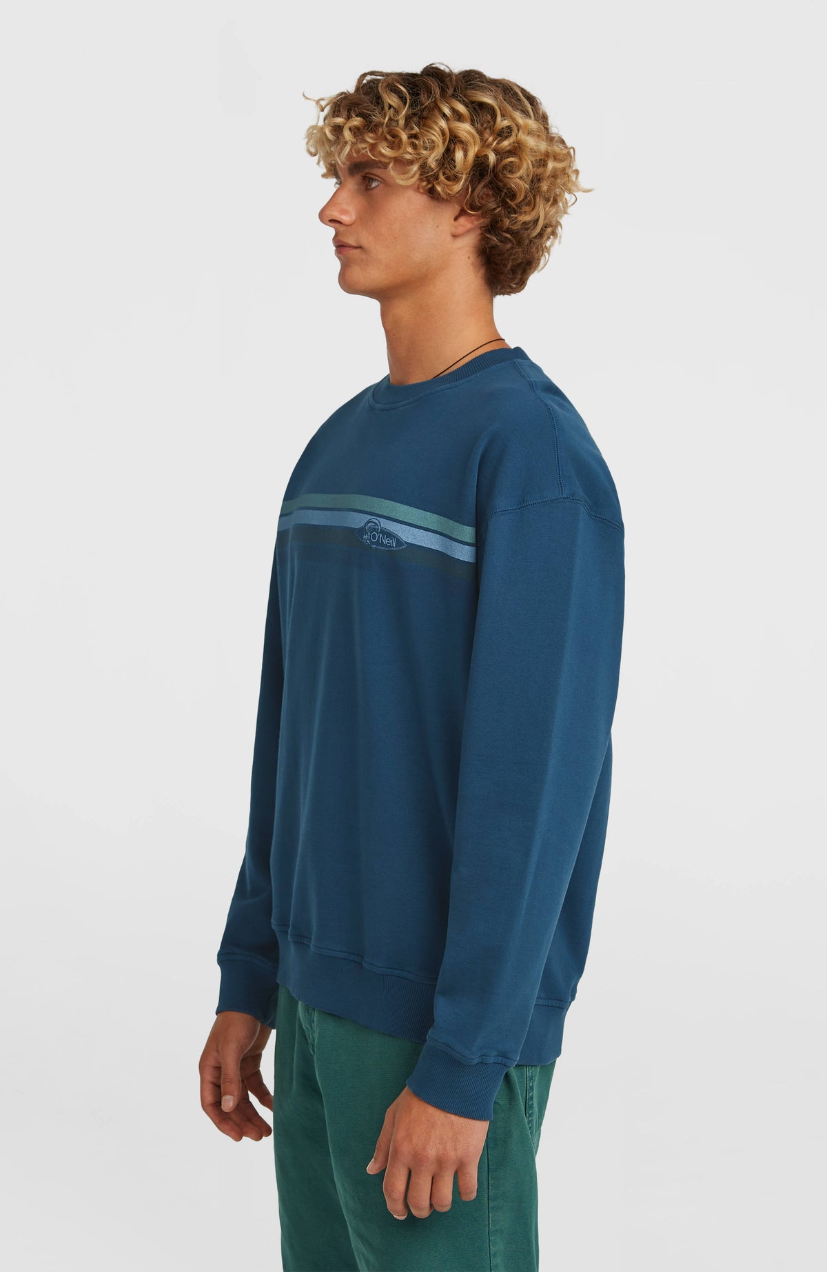 O'Riginals Crew Sweatshirt für Herren, blau mit Streifenmuster in Hellblau und Türkis, Seitenansicht am Model