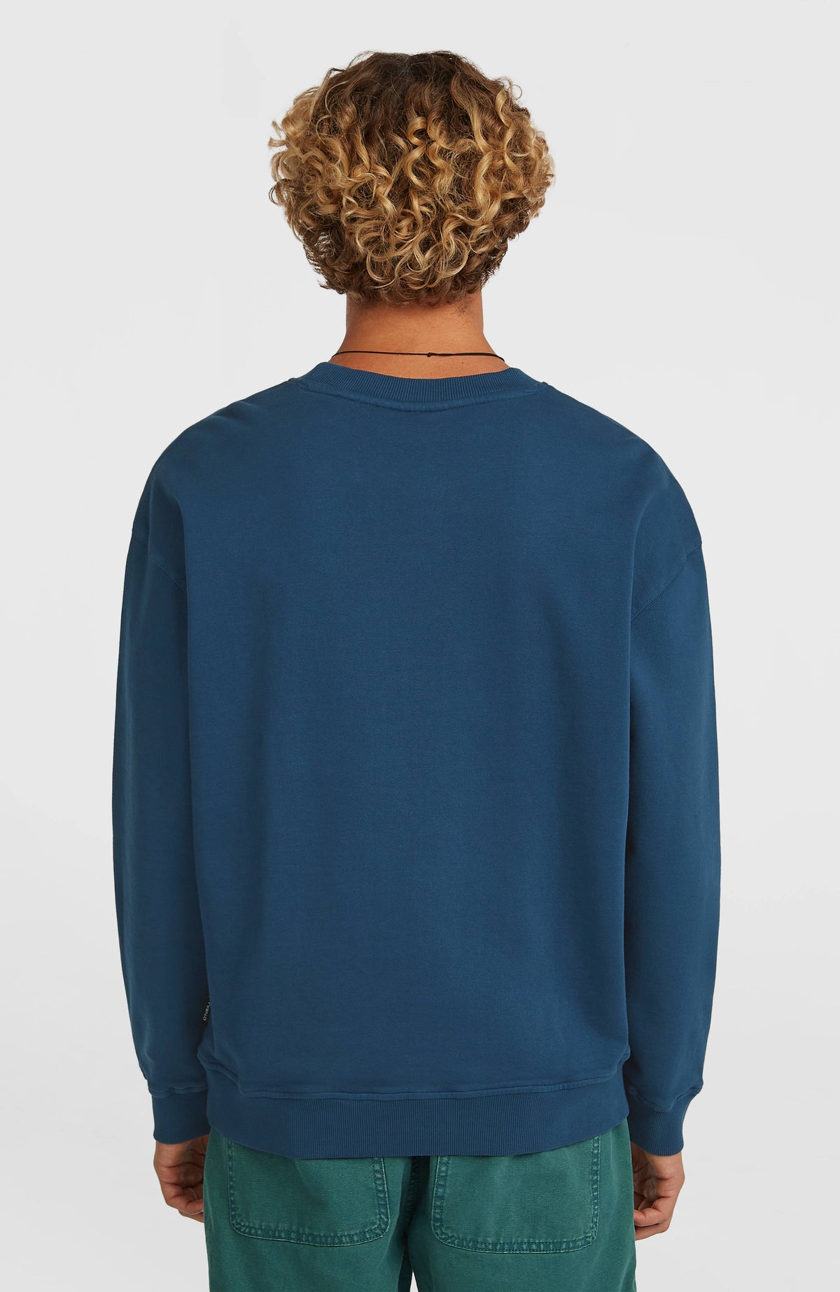O'Riginals Crew Sweatshirt für Herren, blau, Rückansicht am Model mit geripptem Saumabschluss