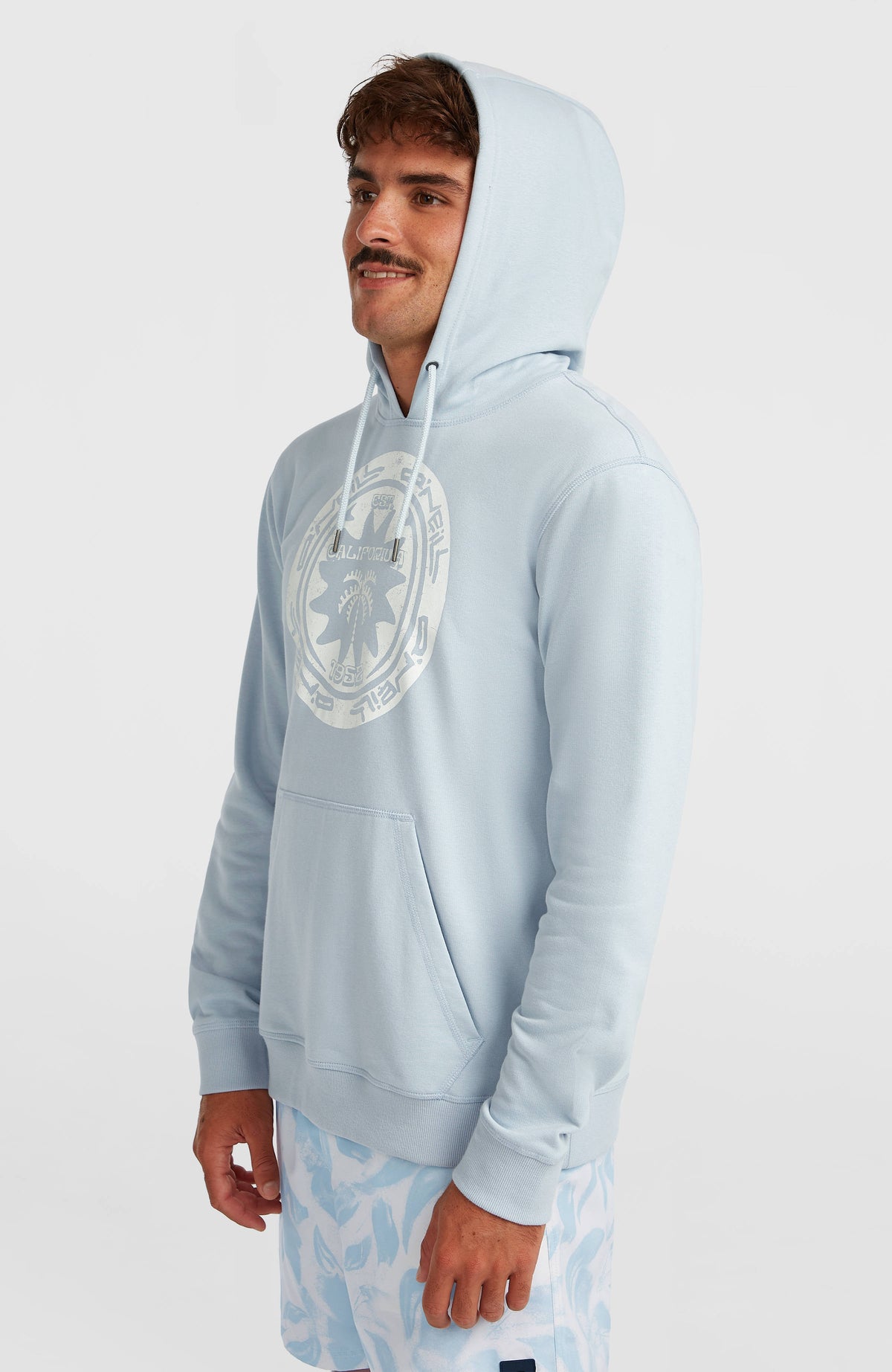 Must-Have Graphic Hoodie für Herren, blau mit Logo-Print in Weiß, Seitenansicht am Model mit aufgesetzter Kapuze