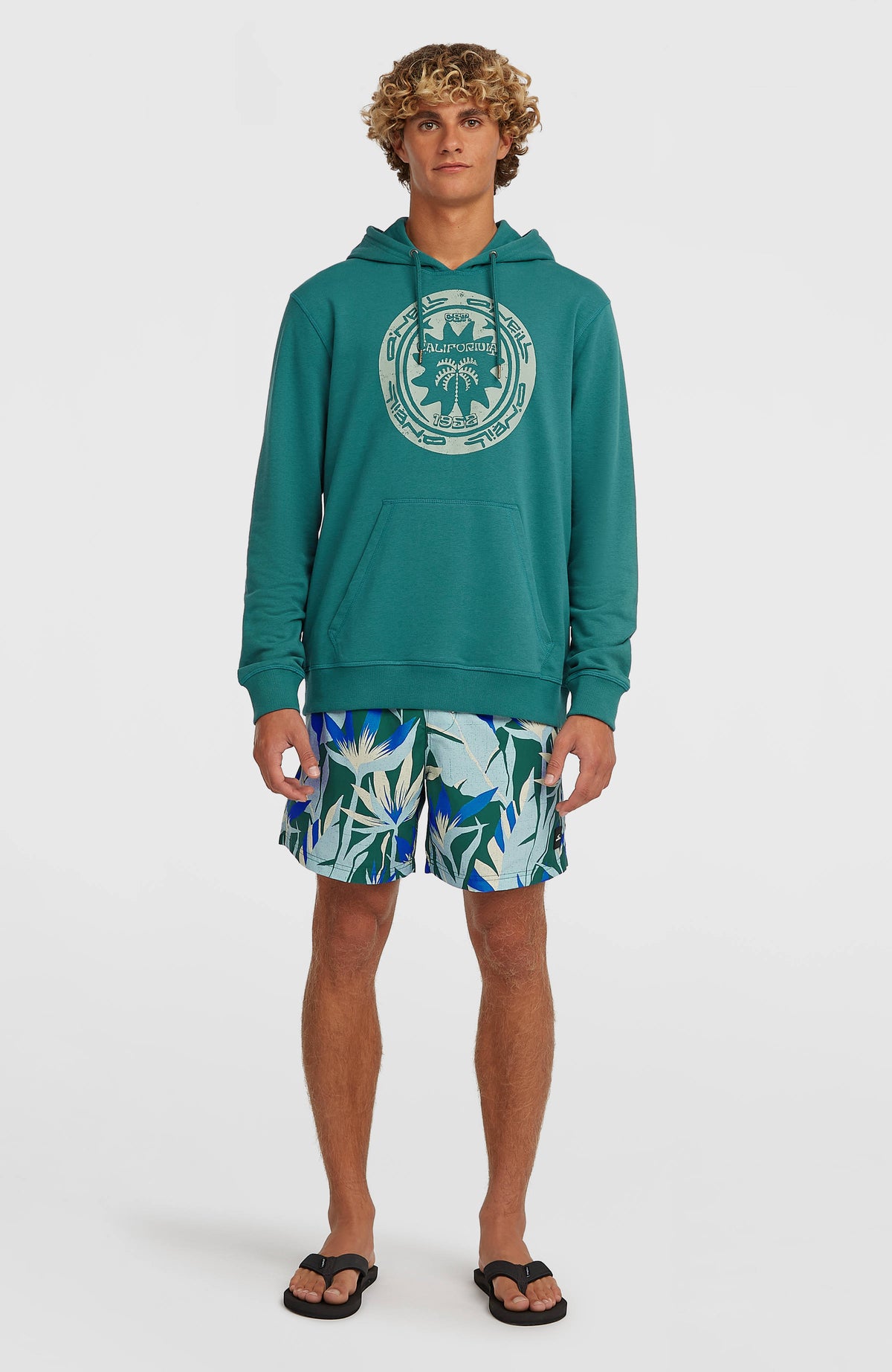 Must-Have Graphic Hoodie für Herren, grün mit Logo-Print in Hellgrün, Ganzkörperansicht am Model von vorne
