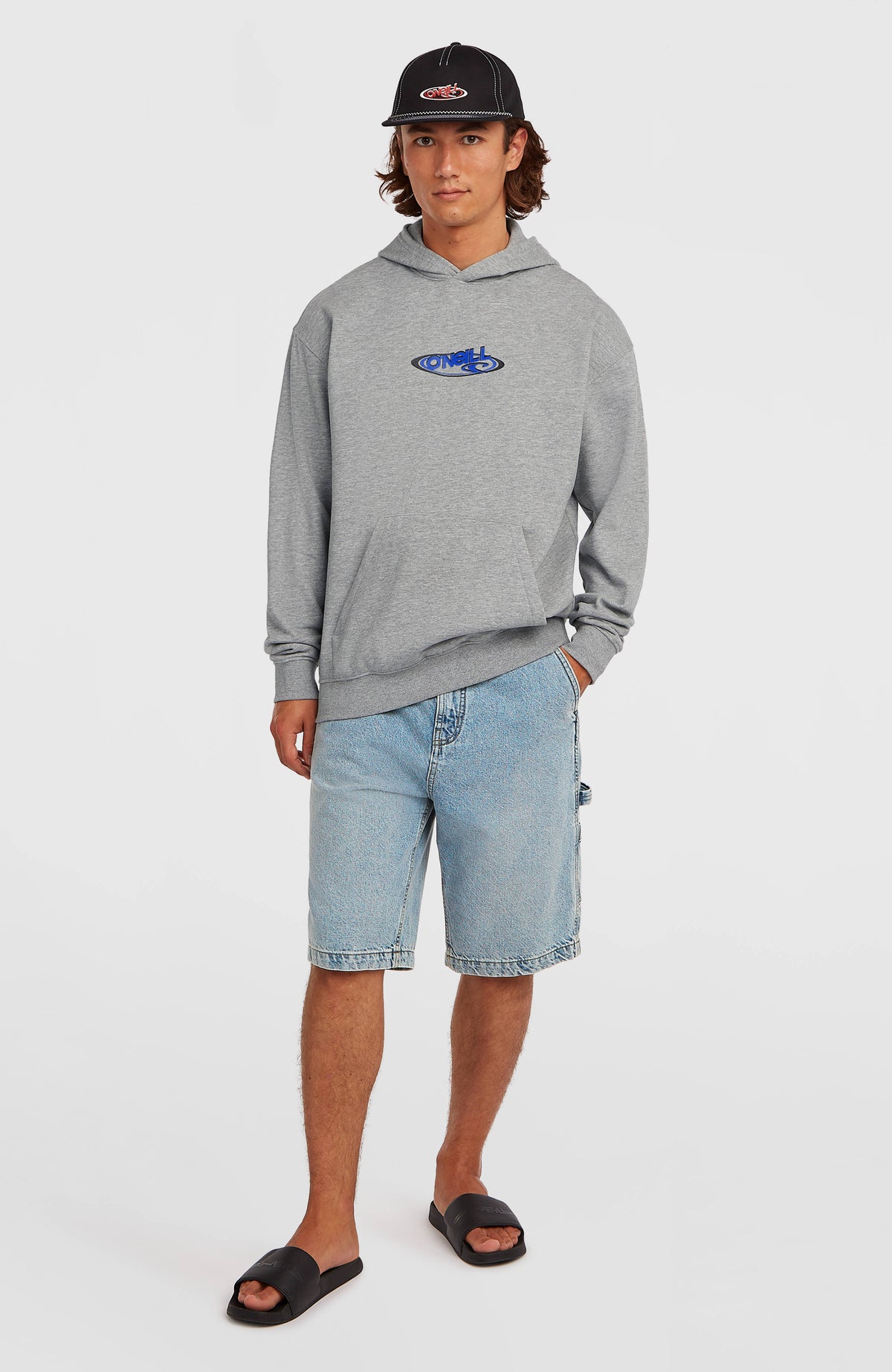Essentials 90s Logo Hoodie für Herren, grau mit Logo-Print in Blau, Ganzkörperansicht von vorne am Model