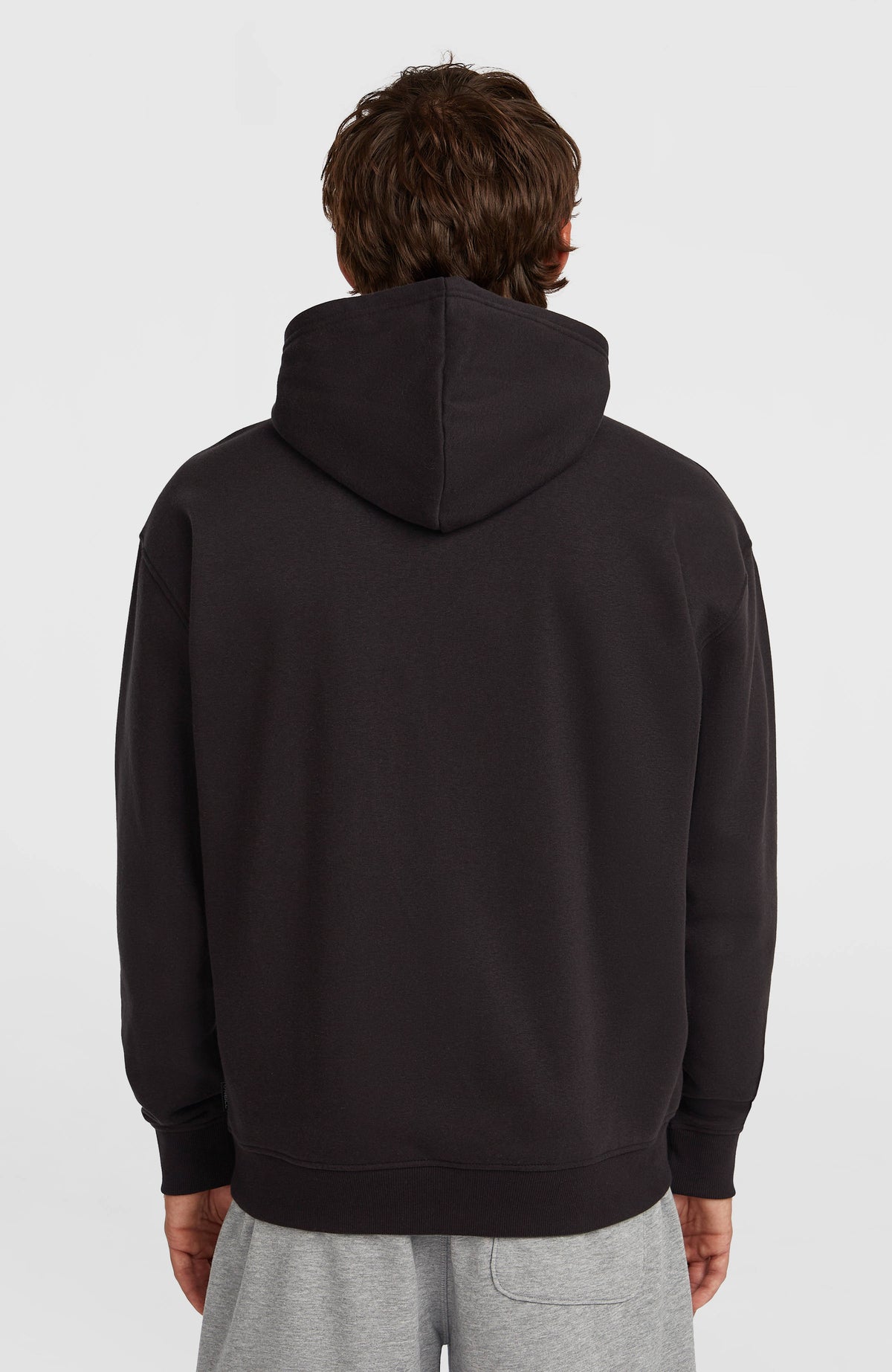 Essentials 90s Logo Hoodie für Herren, schwarz, Rückansicht getragen am Model mit Kapuze