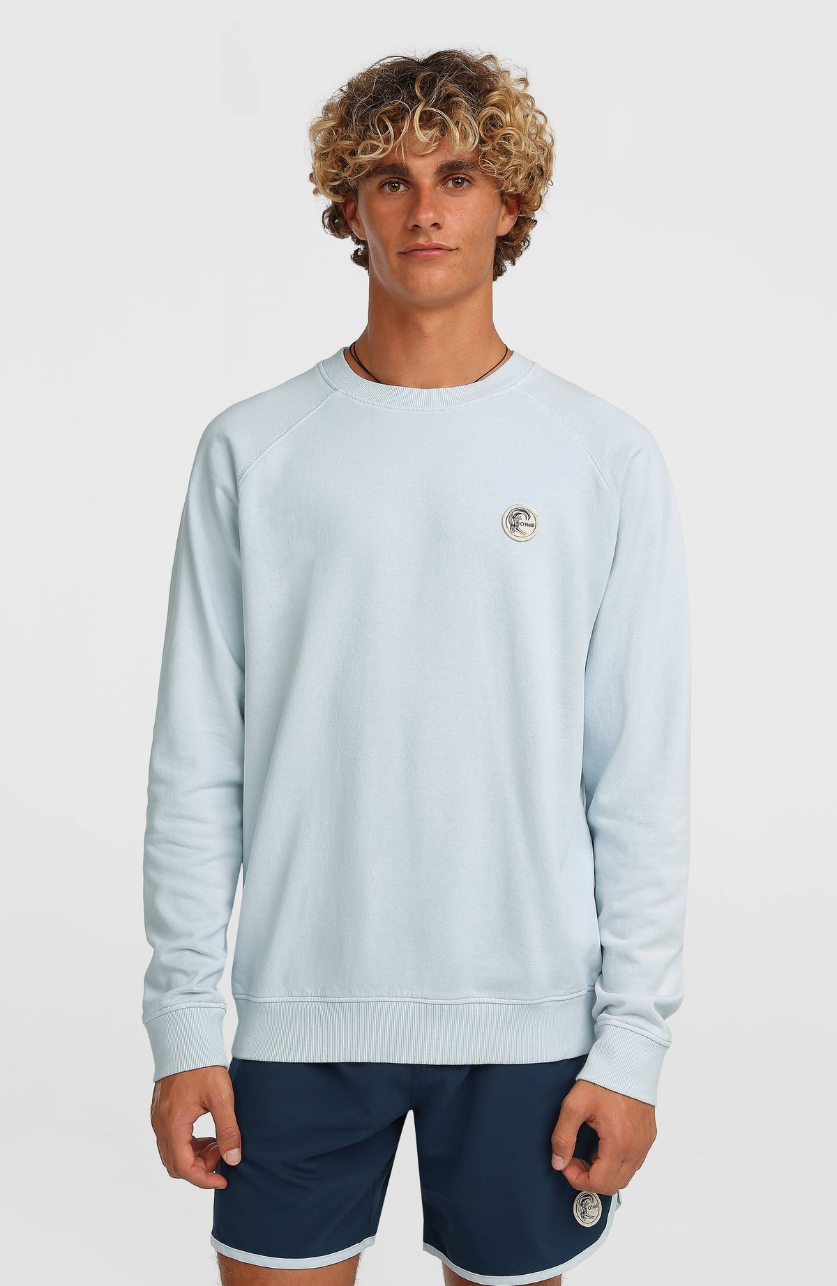 O'Neill O'Riginals Badge Crew Sweatshirt für Herren in Blau, Vorderansicht am Model mit rundem Logo-Badge