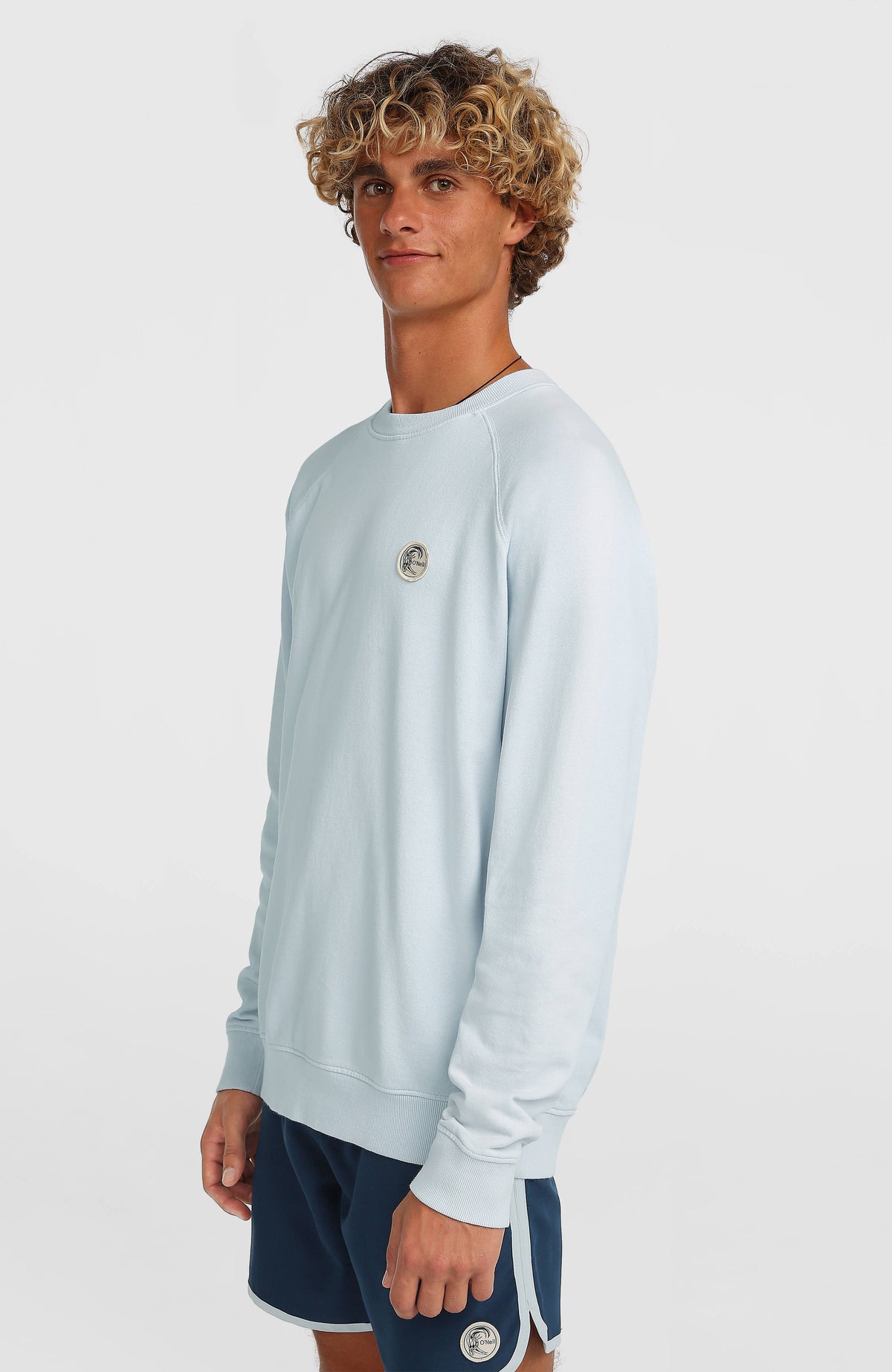 O'Riginals Badge Crew Sweatshirt für Herren in Blau, Dreiviertelansicht von der Seite am Model