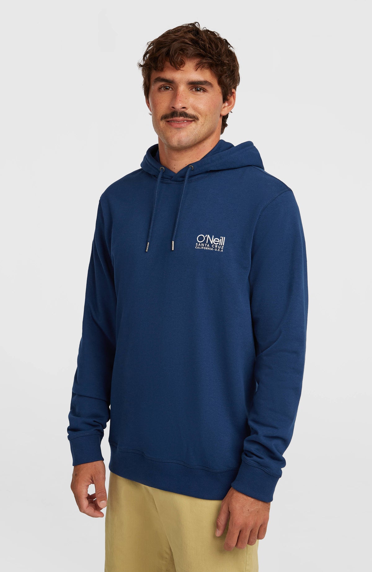 O'Neill Original Cali Hoodie für Herren, blau mit Logo-Print in Weiß, Vorderansicht am Model