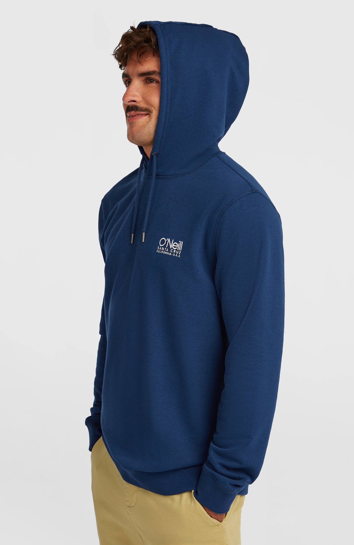 Original Cali Hoodie für Herren, blau mit Logo-Print in Weiß, Seitenansicht am Model mit aufgesetzter Kapuze