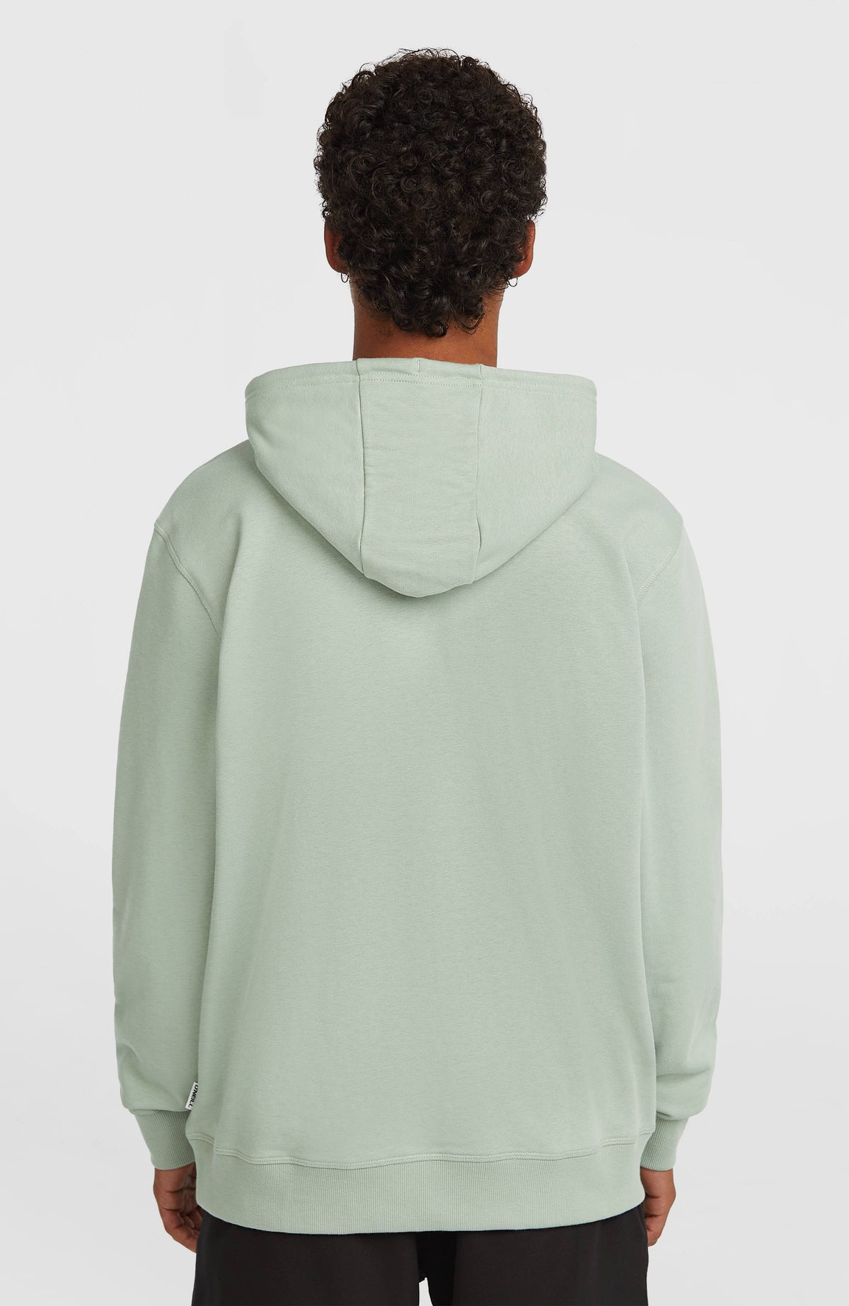 Original Cali Hoodie für Herren, grün, Rückansicht am Model mit herabgelassener Kapuze und Rippbündchen