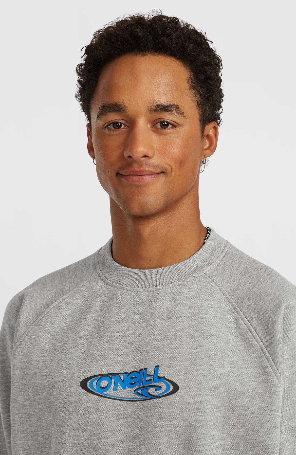 Essentials 90s Logo Crew Sweatshirt für Herren, grau, Nahaufnahme von Rundhalsausschnitt und Logo-Print